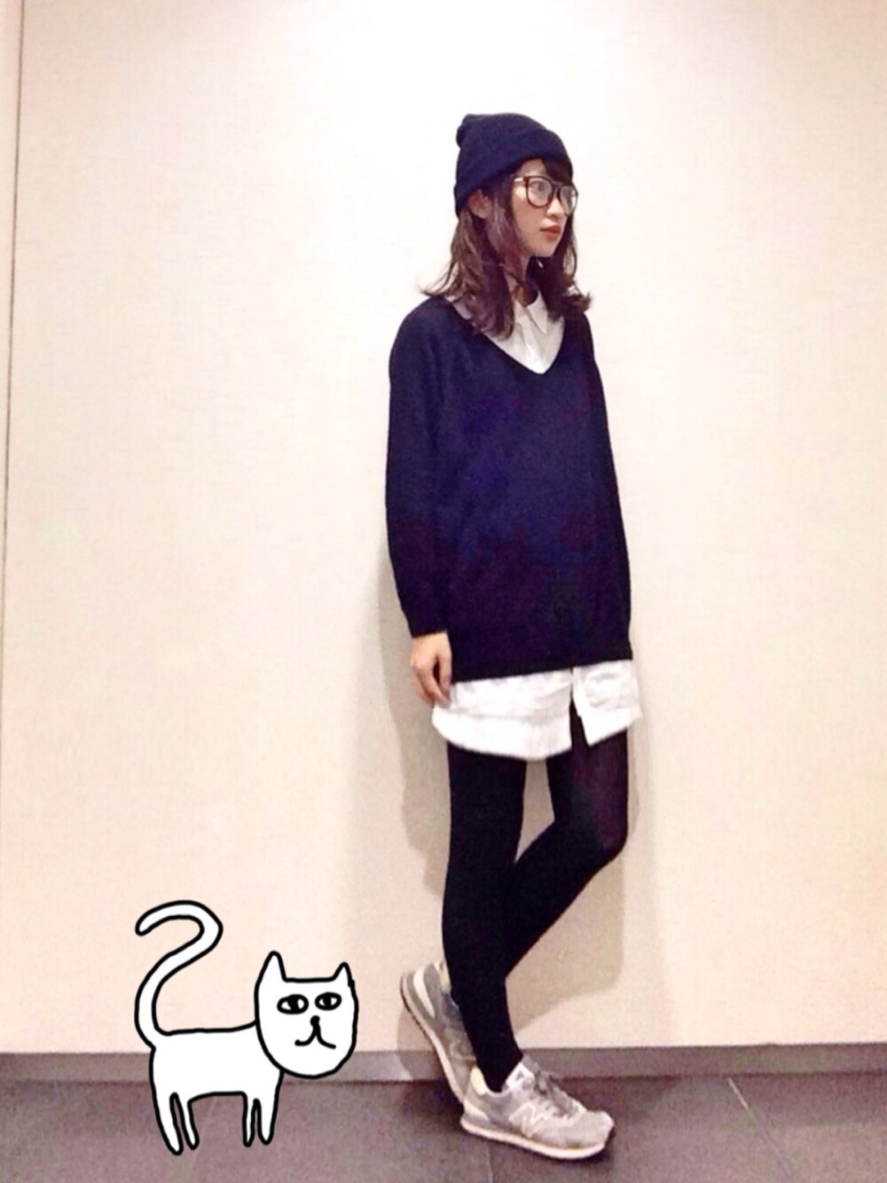 ホワイト系のワンピース、ブラック系のニット/セーター、グレー系のスニーカーを着用したレディースの春コーディネートの1枚目の写真