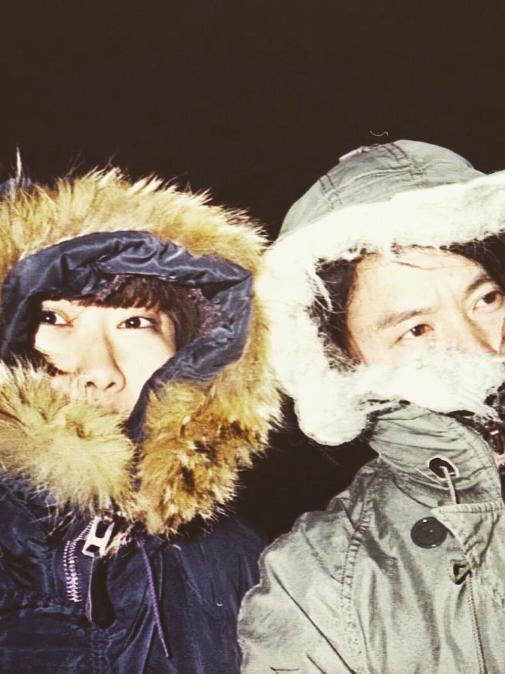 グリーン系のミリタリージャケットを着用したレディースの秋コーディネートの1枚目の写真