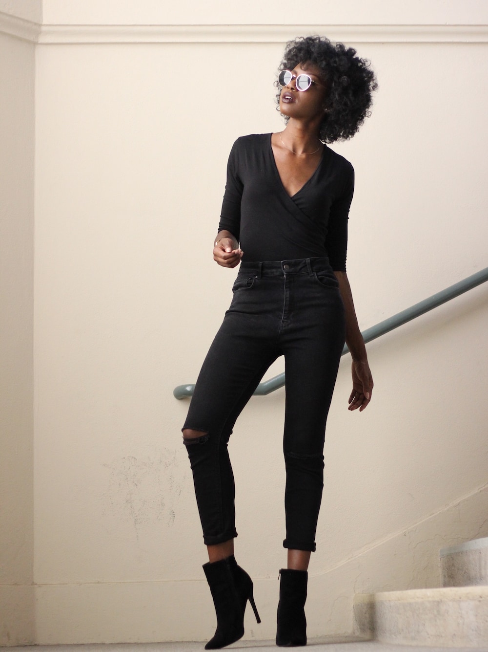 「BloggersForBlackLives、black、ankleboot、fall、ZARA、TOPSHOP、egoofficial」｜「ZARAのアイテム（デニムパンツ、ブラック系）」を使った、Dijさん（レディース・170cm）の秋コーディネートの1枚目の写真