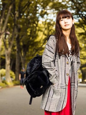 「赤スカート」｜「アイテム（その他アウター）」を使った、行木由香里さん（レディース・168cm）の秋コーディネート
