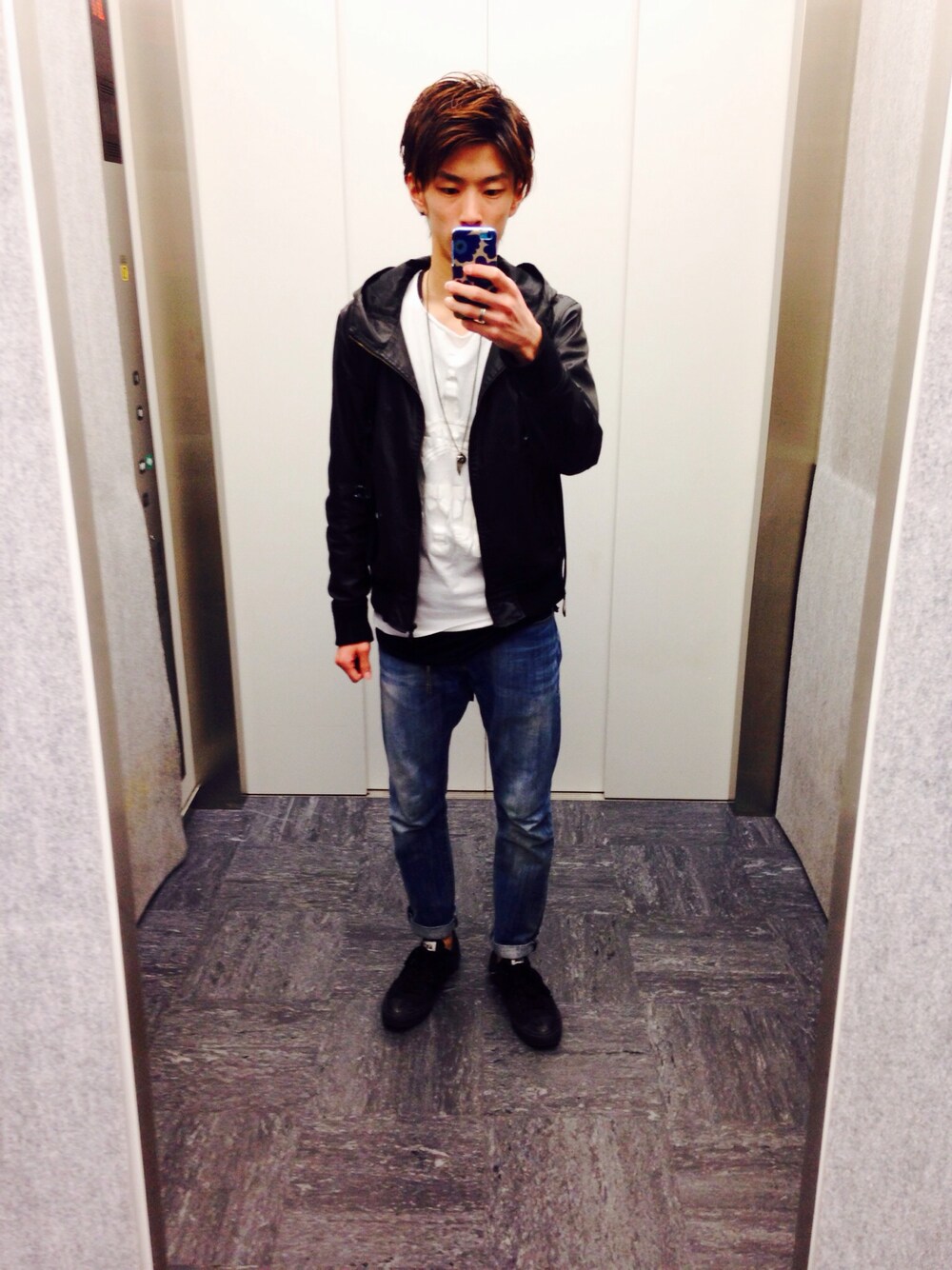 「マウンテンパーカー、フェイクレザー」｜「Bershkaのアイテム（Tシャツ/カットソー、ホワイト系）」を使った、タッキーさん（メンズ・175cm）の春コーディネートの1枚目の写真