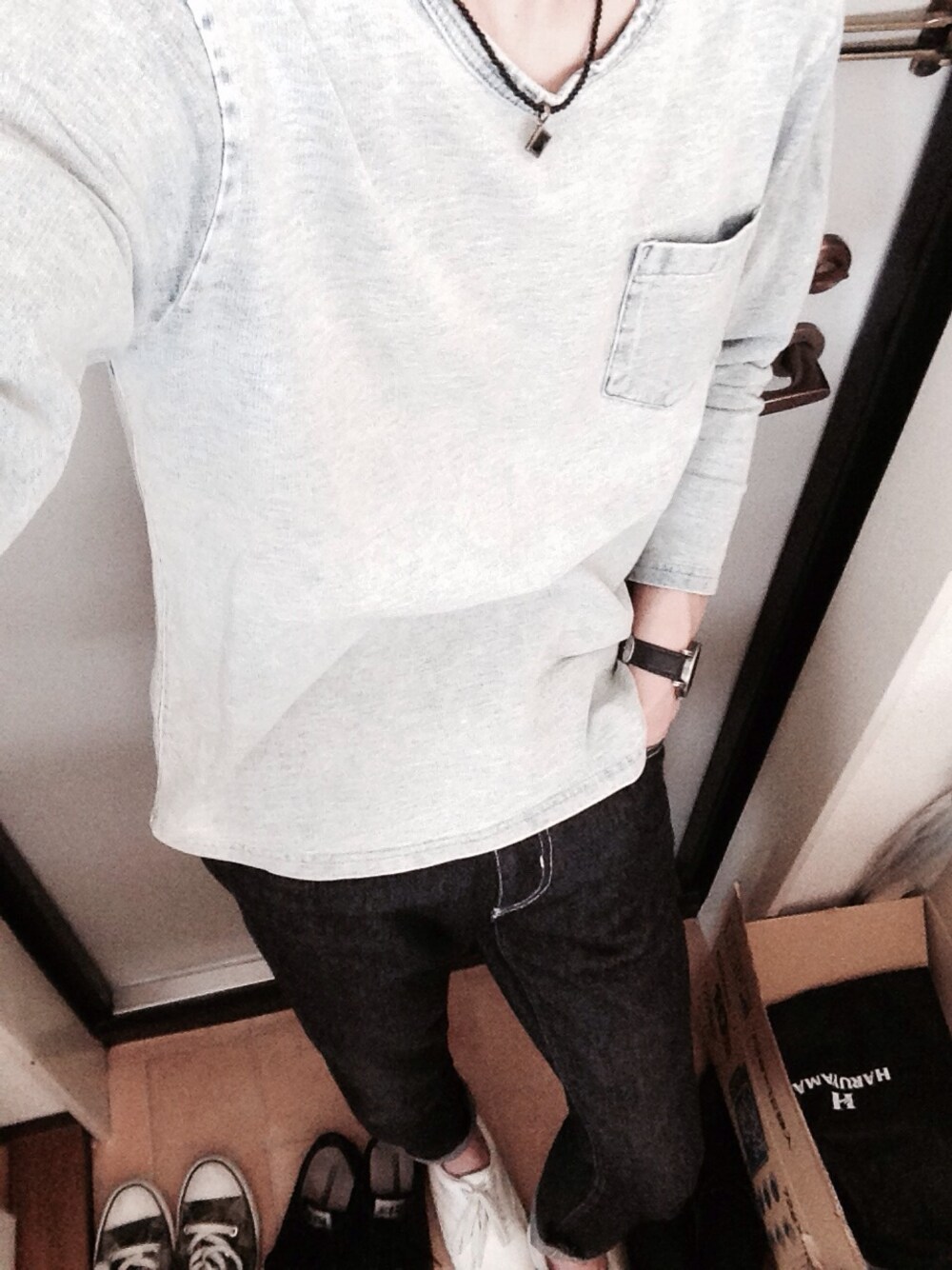 「デニム、ホワイトスニーカー、ラフスタイル」｜「LOWRYS FARMのアイテム（Tシャツ/カットソー、ブルー系）」を使った、タッキーさん（メンズ・175cm）の春コーディネートの1枚目の写真