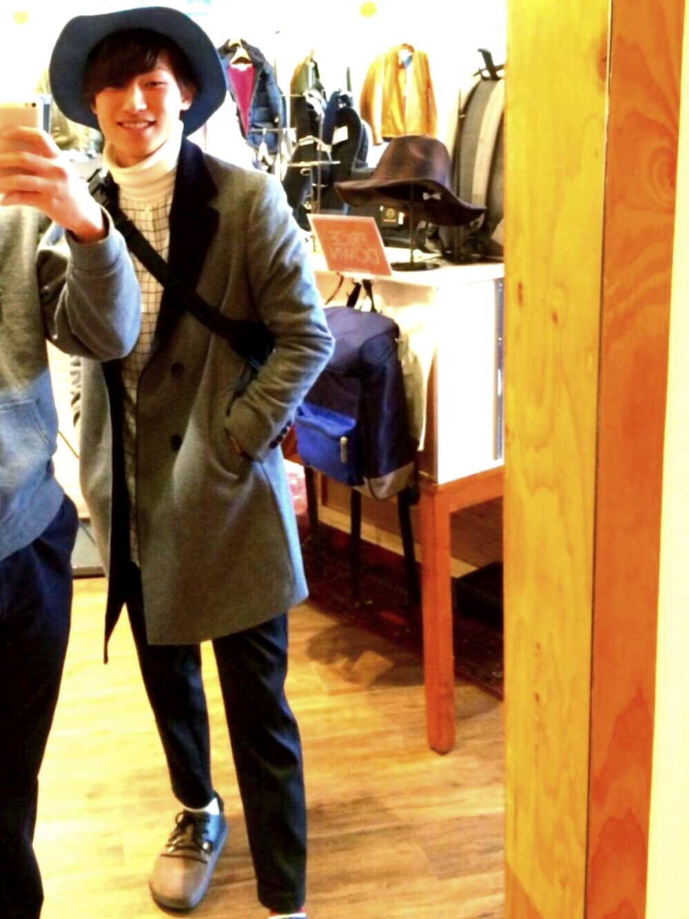 ブラウン系のその他シューズ、ホワイト系のニット/セーター、ホワイト系のシャツ/ブラウスを着用したメンズの冬コーディネートの1枚目の写真