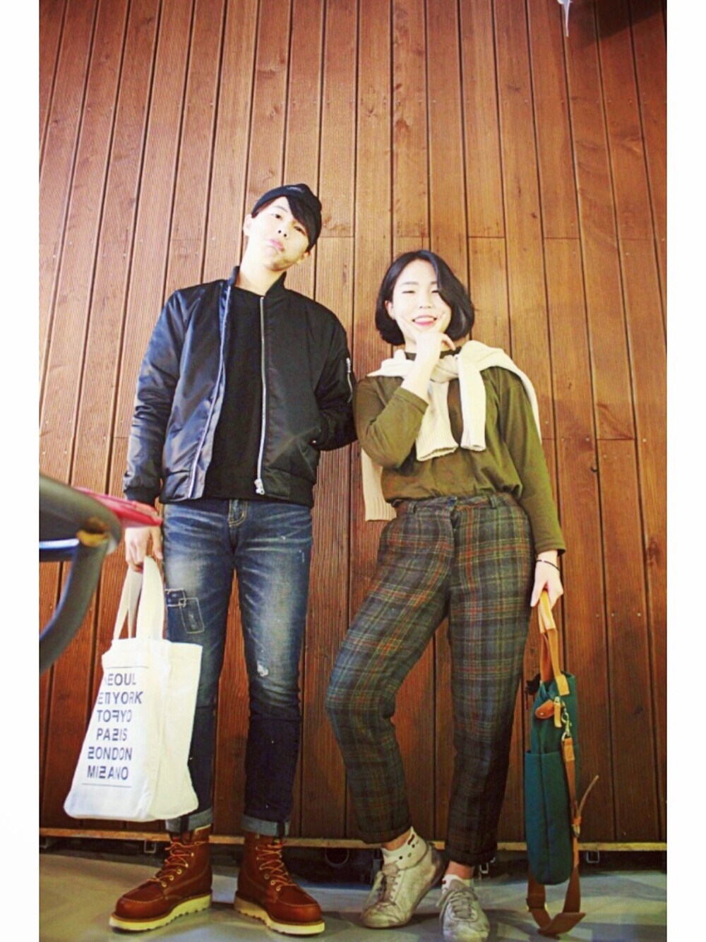 「Onitsuka Tiger、KANGOL、no brand、Thorogood」｜「KANGOLのアイテム（エコバッグ/サブバッグ、グリーン系）」を使った、선영さん（レディース・160cm）の秋コーディネートの1枚目の写真
