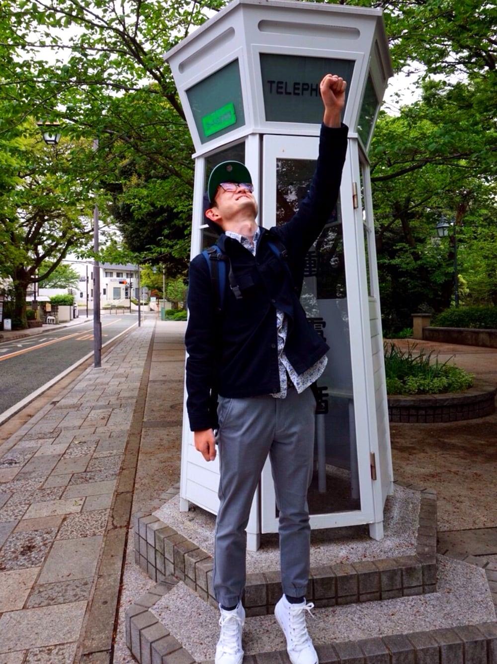 「MOTOMACHI、ヨコハマ」｜「CONVERSEのアイテム（スニーカー、ホワイト系）」を使った、Danny Williamsさん（メンズ・177cm）の春コーディネートの1枚目の写真
