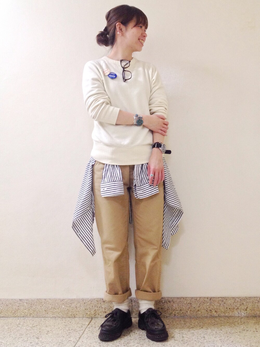 ホワイト系のスウェット、グリーン系のチノパンツ、ブラック系のシャツ/ブラウスを着用したレディースの秋コーディネートの1枚目の写真