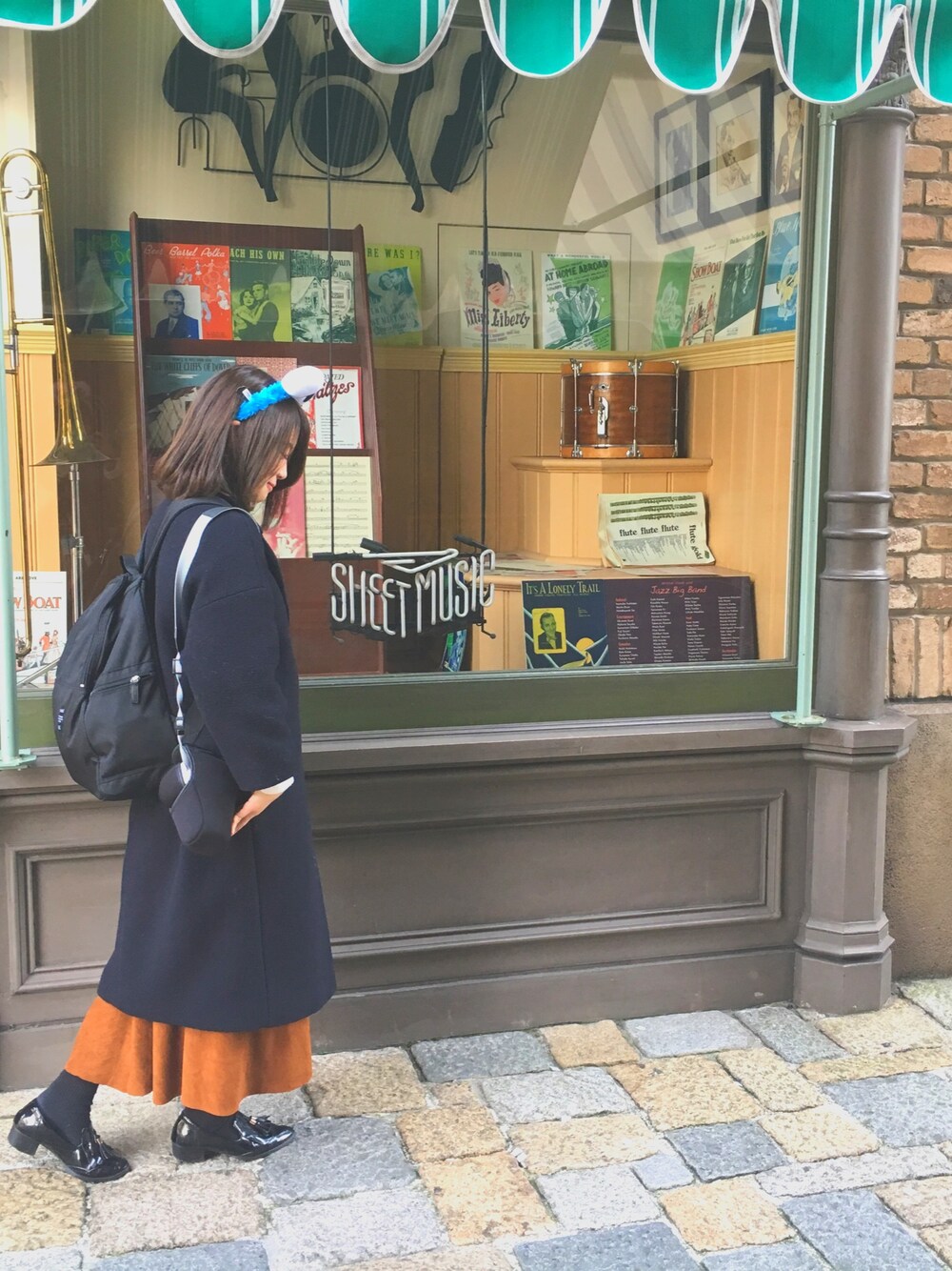 「USJ」｜「URBAN RESEARCH DOORSのDOORS ウールモッサロングコート（チェスターコート、ブルー系）」を使った、lunaさん（レディース・156cm）の冬コーディネートの1枚目の写真