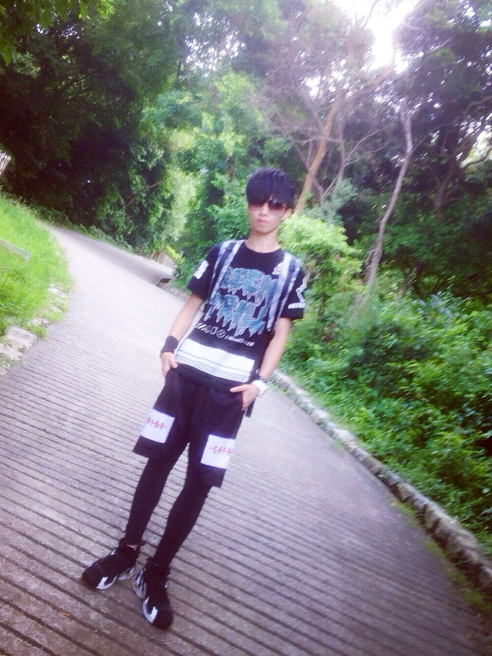 「Macau」｜「40oz NYC x Been trillのアイテム（Tシャツ/カットソー、ブラック系）」を使った、Leung Chi Wingさん（メンズ・175cm）の夏コーディネートの1枚目の写真