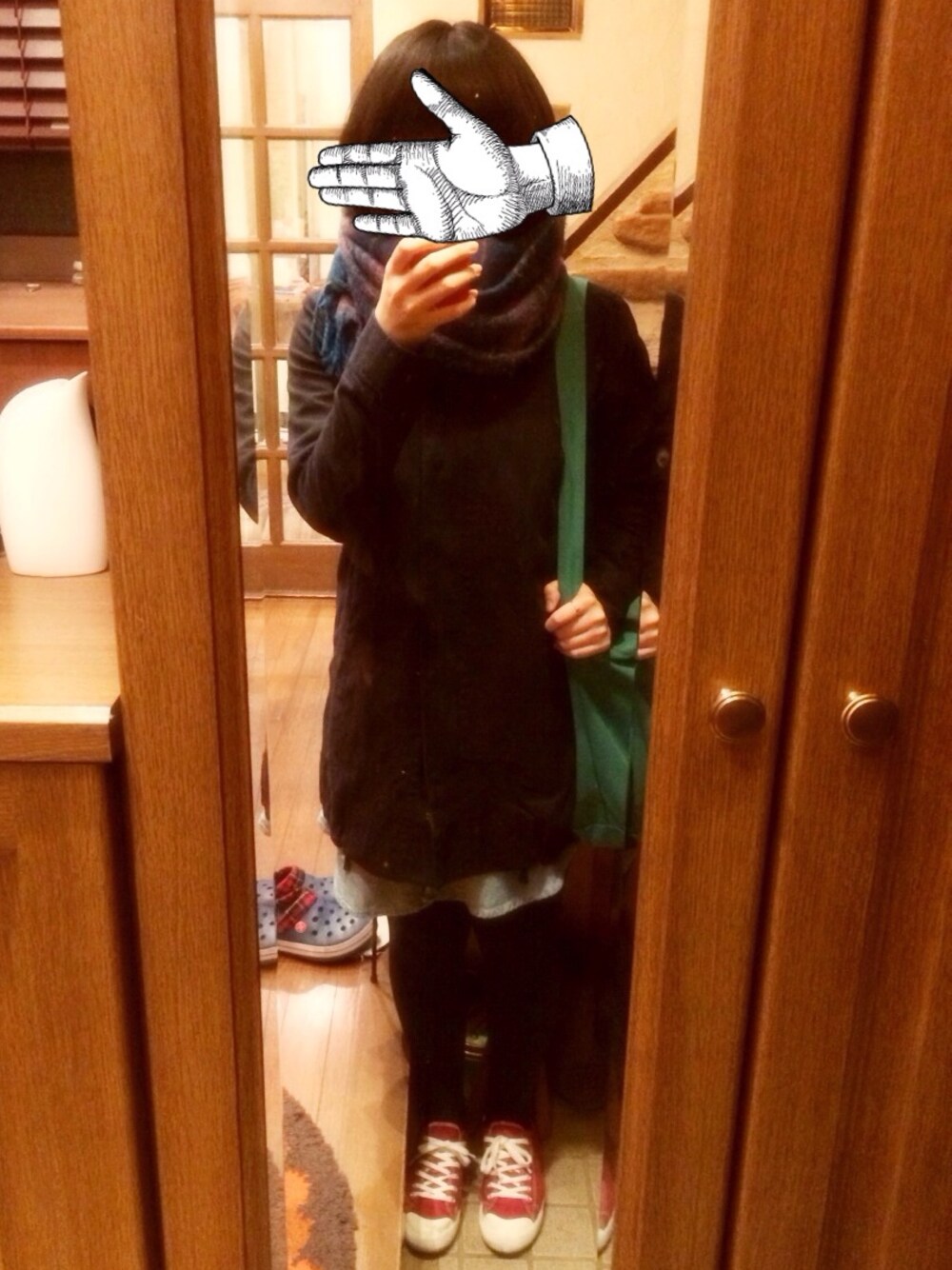 「コットンスニーカー（スニーカー、レッド系）」を使った、mikuさん（レディース・159cm）の冬コーディネートの1枚目の写真