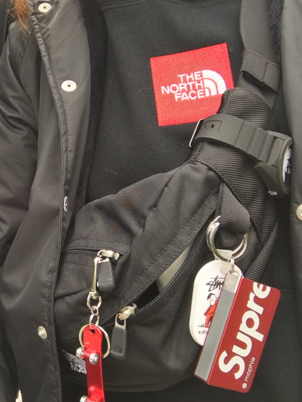 「ストリート、ブラックコーデ、スケータースタイル」｜「THE NORTH FACEのザ・ノースフェイス / スウィープ（ボディバッグ/ウエストポーチ、ブラック系）」を使った、nhpppさん（レディース・162cm）の冬コーディネートの1枚目の写真