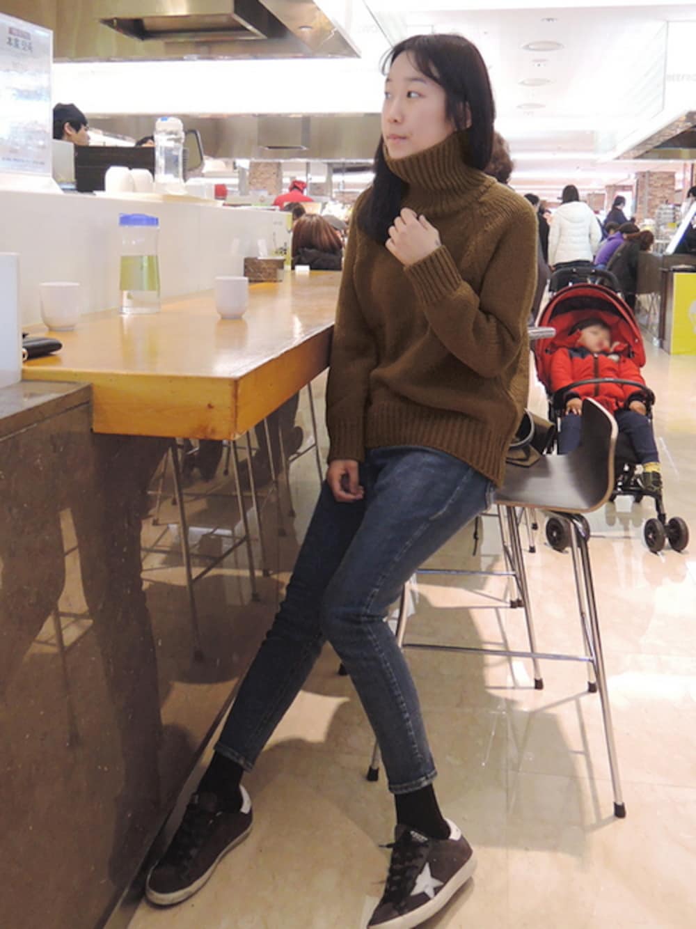 「ナチュラル、ブラウン、デニムパンツ、タートルネックニット、新作、韓国ブランド、韓国ファッション、 スニーカーコーデ、 ZEMMAWORLD、 ゼンマワールド」｜「ナチュラルタートルネックニット（ニット/セーター、ブラウン系）」を使った、ZEMMAWORLDさん（レディース・164cm）の秋コーディネートの1枚目の写真