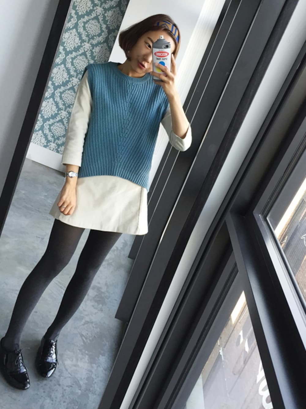 ブルー系のベスト、ホワイト系のワンピース、グレー系のタイツ/ストッキングを着用したレディースの冬コーディネートの1枚目の写真