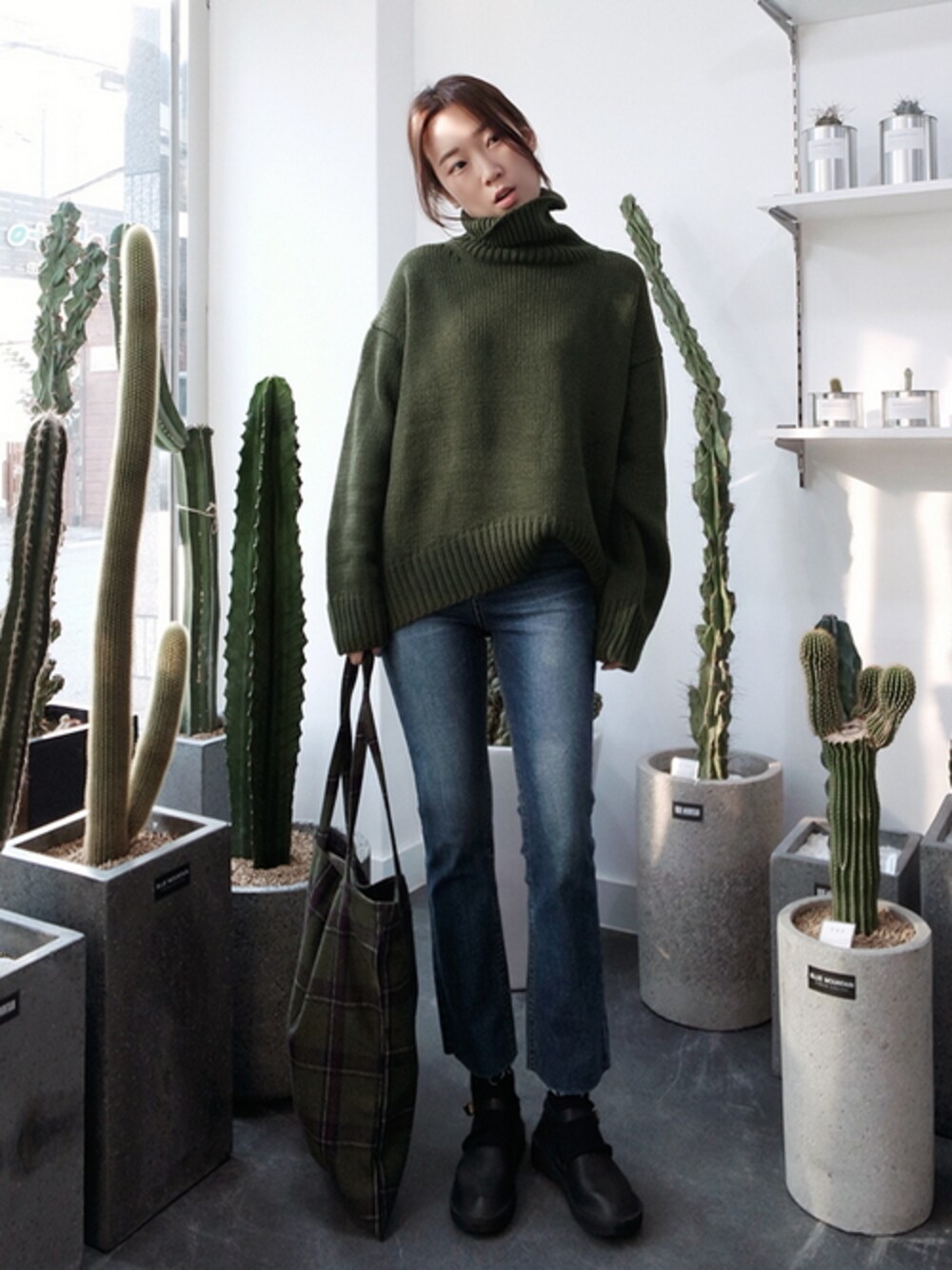 グリーン系のエコバッグ/サブバッグを着用したレディースの冬コーディネートの1枚目の写真