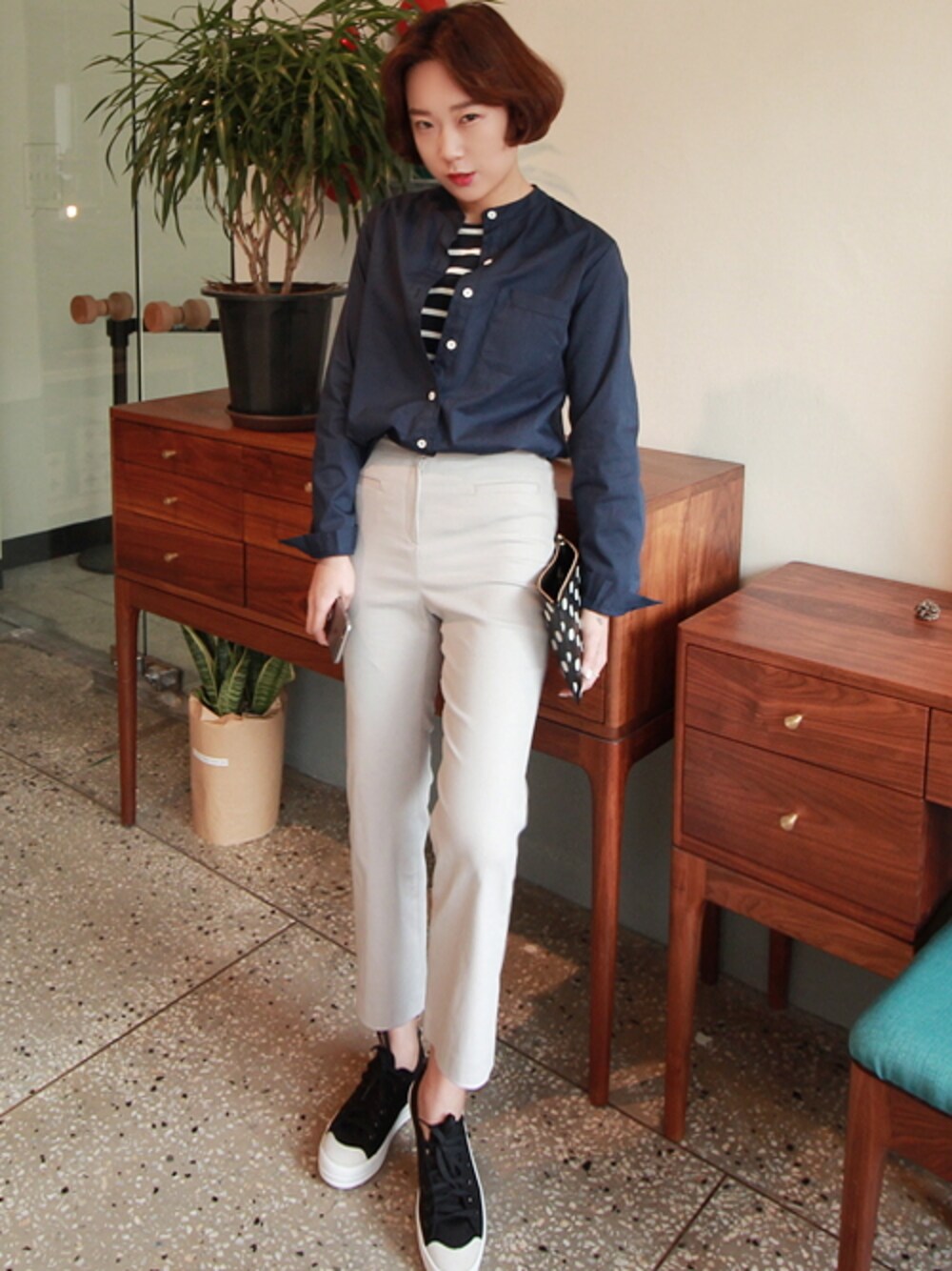 ブルー系のシャツ/ブラウス、ホワイト系のスラックスを着用したレディースの冬コーディネートの1枚目の写真