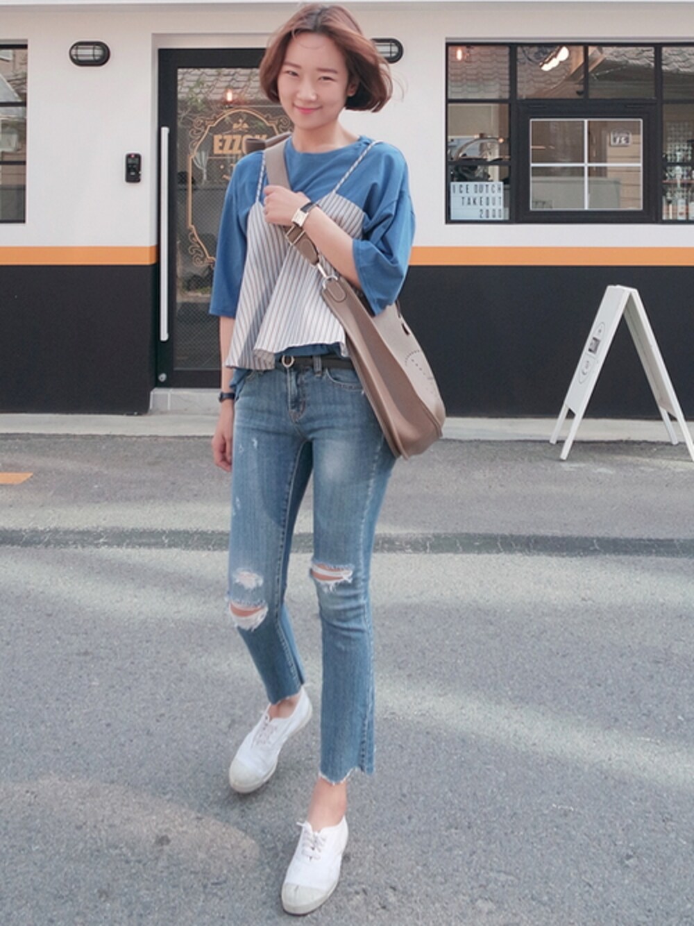 「カジュアル、 Tシャツ、レイヤードスタイル、ビスチェ、 デニムパンツ、切りっぱなし、 ZEMMAWORLD、 はるコーデ」｜「ストライプ柄ビスチェ（キャミソール、ブラウン系）」を使った、ZEMMAWORLDさん（レディース・164cm）の春コーディネートの1枚目の写真