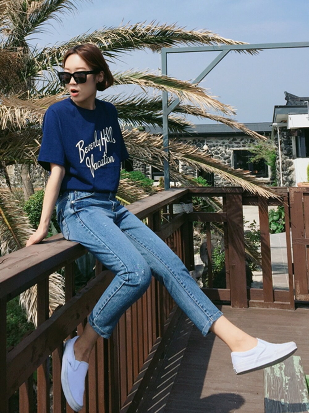 ブルー系のTシャツ/カットソーを着用したレディースの春コーディネートの1枚目の写真