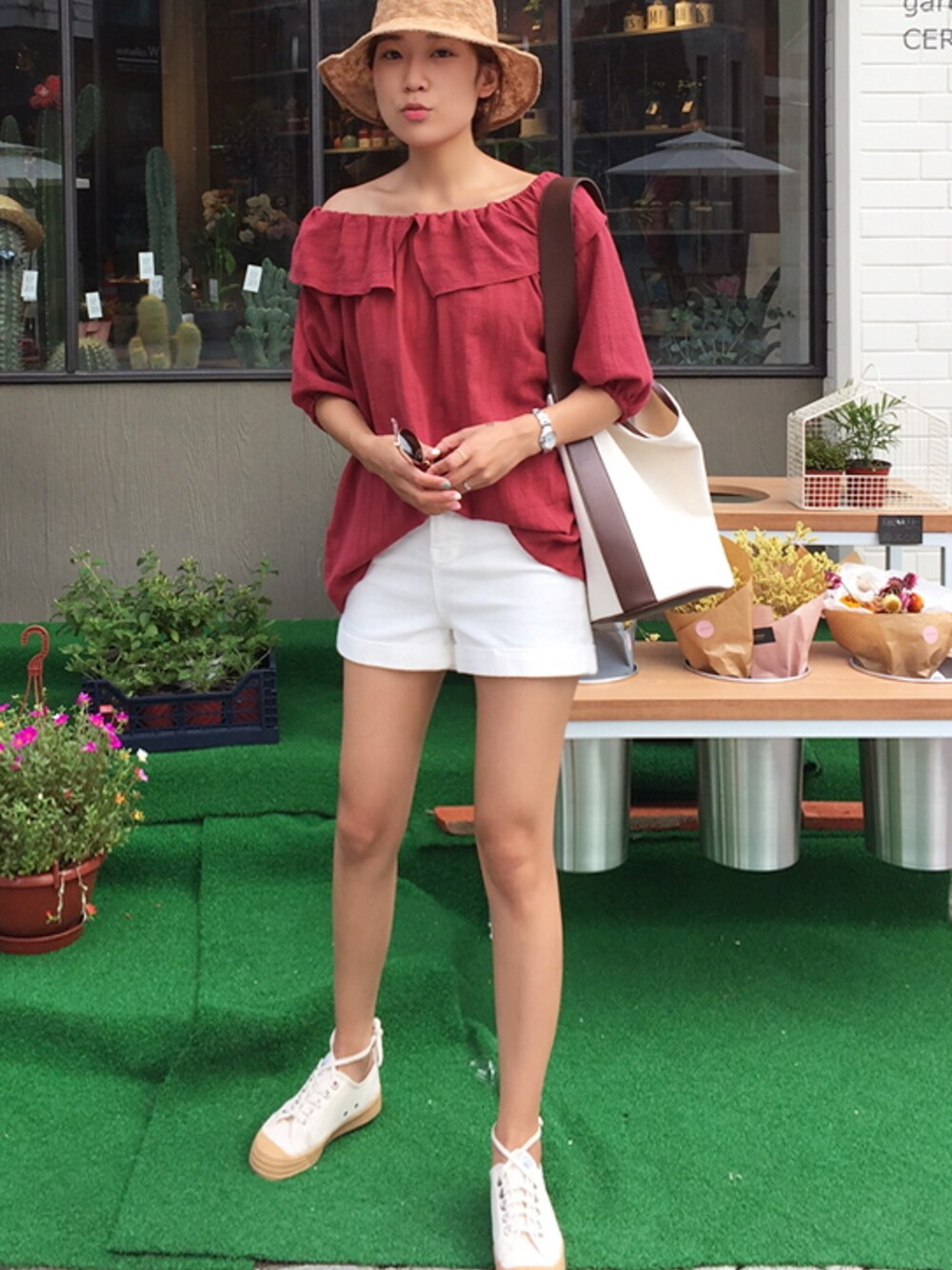 「ショートパンツ、 レッド、 夏コーデ、 大人カジュアル、 オフショル、zemmaworld」｜「ブリックレッドオフショルブラウス（シャツ/ブラウス、レッド系）」を使った、ZEMMAWORLDさん（レディース・164cm）の夏コーディネートの1枚目の写真