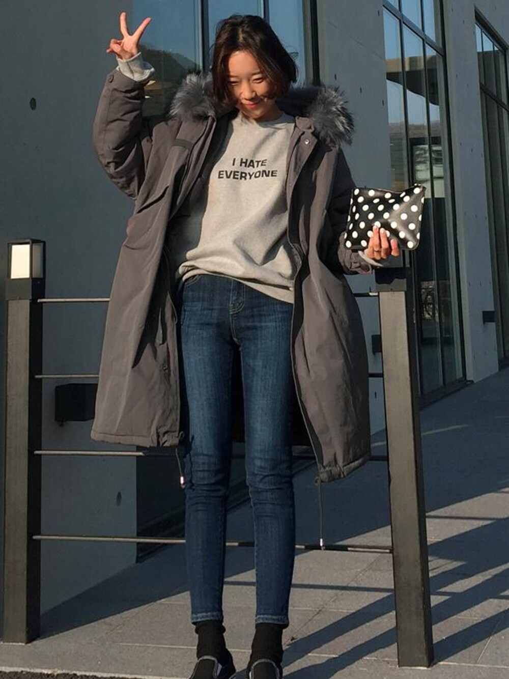 ブルー系のデニムパンツ、グリーン系のミリタリージャケットを着用したレディースの秋コーディネートの1枚目の写真