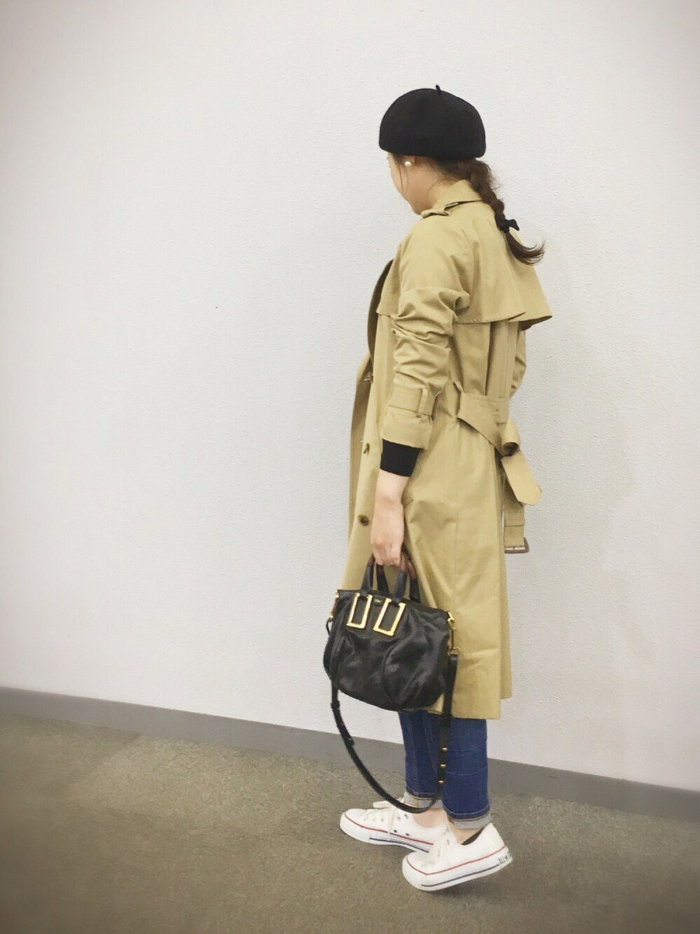 「ootd、シンプルコーデ、デニムパンツ、スニーカー、converse、オトナカジュアル、トレンチコート、ベレー帽、三つ編み、チビーズ✳︎」｜「UNITED TOKYOのコンパクトAライントレンチコート（トレンチコート、ベージュ系）」を使った、Amiさん（レディース・154cm）の秋コーディネートの1枚目の写真