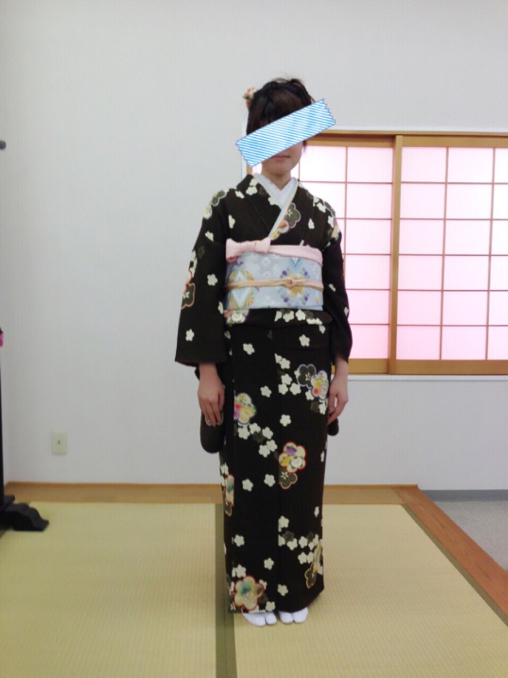 ブラウン系の浴衣、その他の和装小物、グレー系の浴衣を着用したレディースの秋コーディネートの1枚目の写真