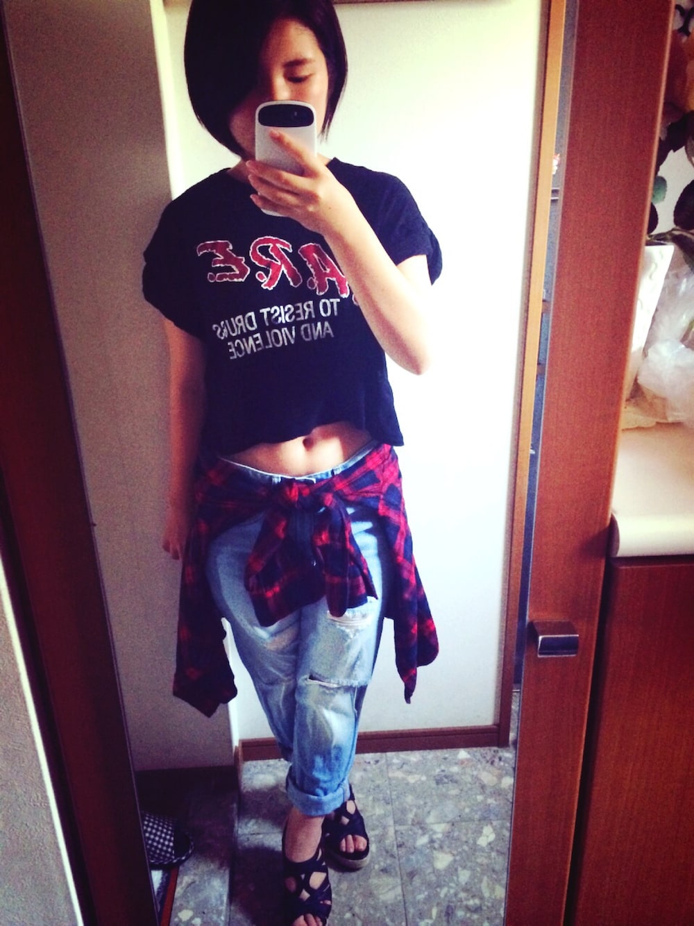「チェックシャツ、ジーンズ、デニム、黒、ヘソだし」｜「FOREVER 21のアイテム（Tシャツ/カットソー、ブラック系）」を使った、ishikäwä さん（レディース・155cm）の春コーディネートの1枚目の写真