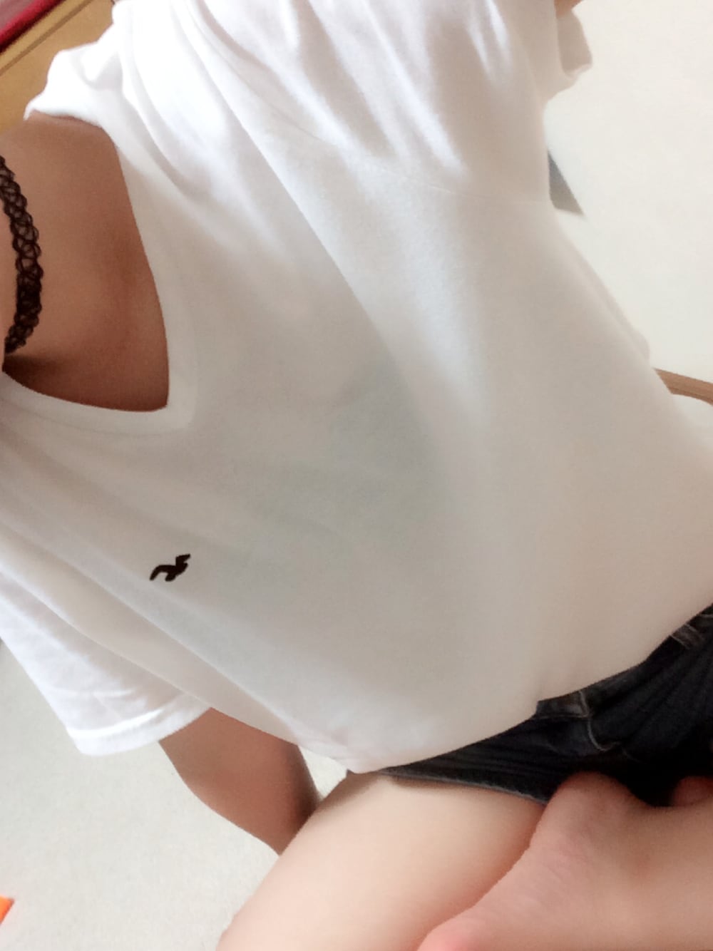 「白Tシャツ、白、ホワイト、ショートパンツ、ジーンズ、HOLLISTER、チョーカー、黒、休日スタイル」｜「Hollisterのアイテム（Tシャツ/カットソー、ホワイト系）」を使った、ishikäwä さん（レディース・155cm）の夏コーディネートの1枚目の写真