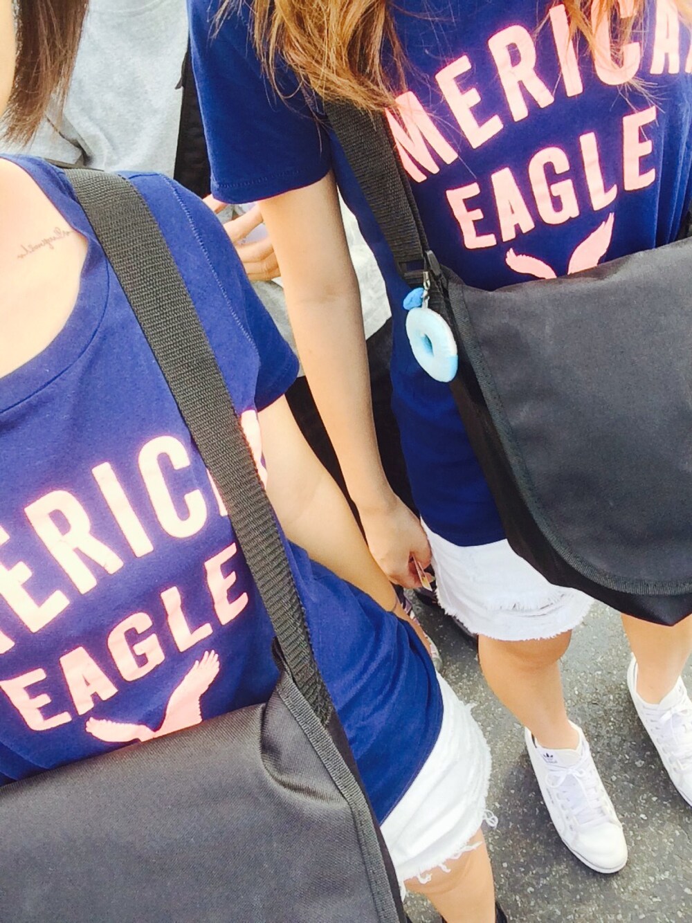 「ディズニー、ディズニーコーデ、ディズニーランド、アメリカンイーグル、American Eagle、FOREVER 21、blue、white、twins、双子コーデ」｜「American EagleのAEOグラフィックTシャツ（Tシャツ/カットソー、ブルー系）」を使った、ishikäwä さん（レディース・155cm）の夏コーディネートの1枚目の写真