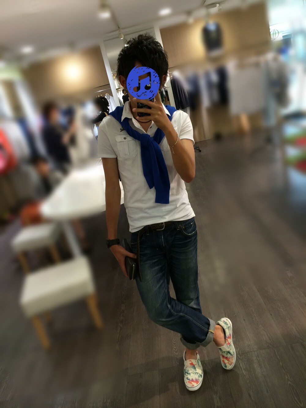 「デニム、プロデューサー巻き、スリッポン、白スニーカー、ホワイト×ブルー、白Tシャツ、ジャパンブルー、青いカーディガン」｜「DIESELのDZ-1347（アナログ腕時計、ブラック系）」を使った、RYUNOSUKEさん（メンズ・169cm）の春コーディネートの1枚目の写真