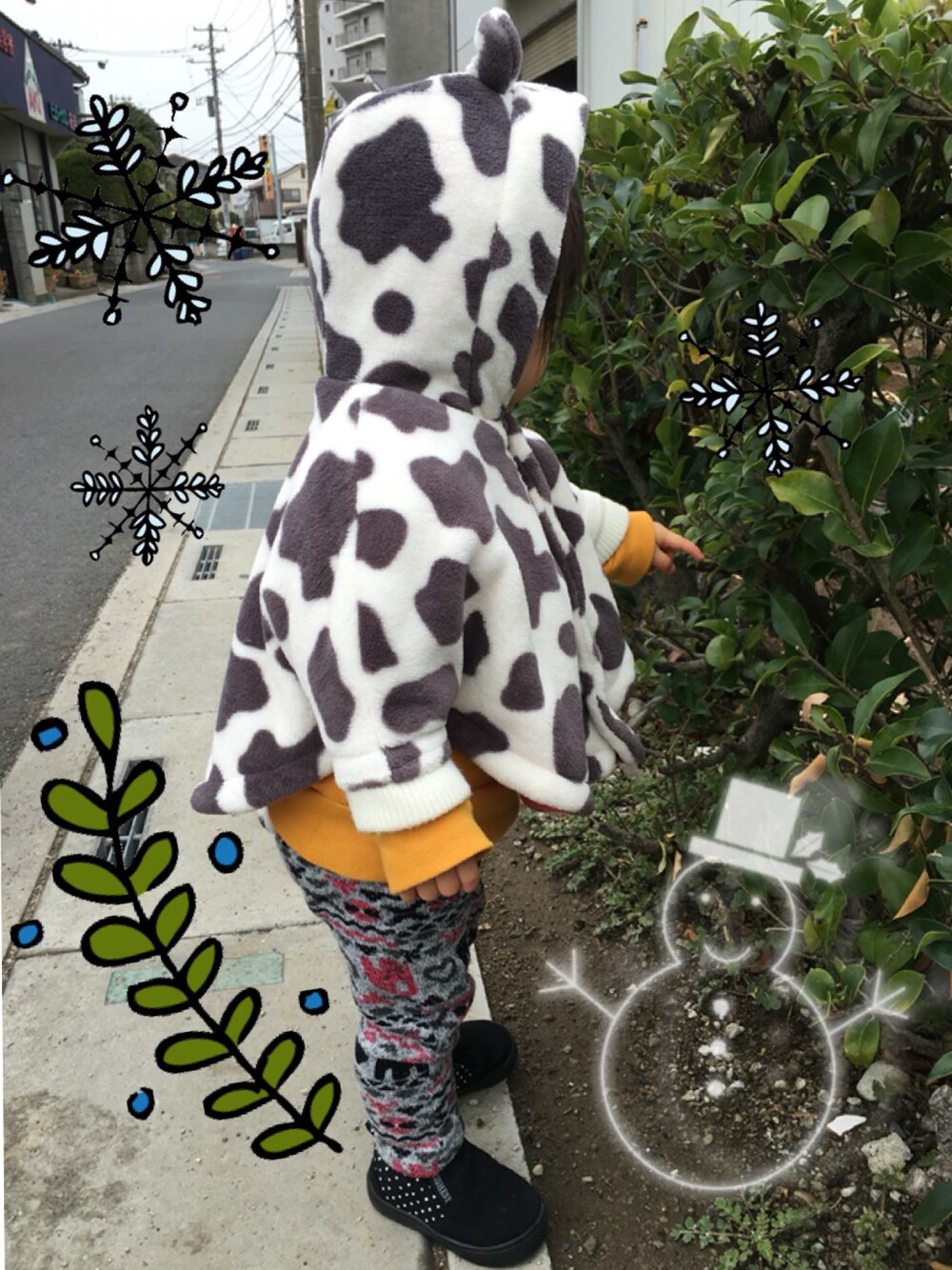 「冬、散歩、どうぶつ、うしさん、ポンチョ」｜「西松屋のアイテム（その他パンツ、ブラック系）」を使った、ｶﾘﾎﾟさん（キッズ・70cm）の春コーディネートの1枚目の写真