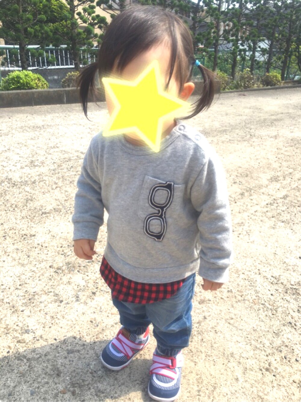 「ドラフトPM、petit main、カジュアル、動きやすい、パンツスタイル、GAP、おさげ、お散歩♪、影」｜「petit mainのアイテム（Tシャツ/カットソー、グレー系）」を使った、ｶﾘﾎﾟさん（キッズ・80cm）の春コーディネートの1枚目の写真