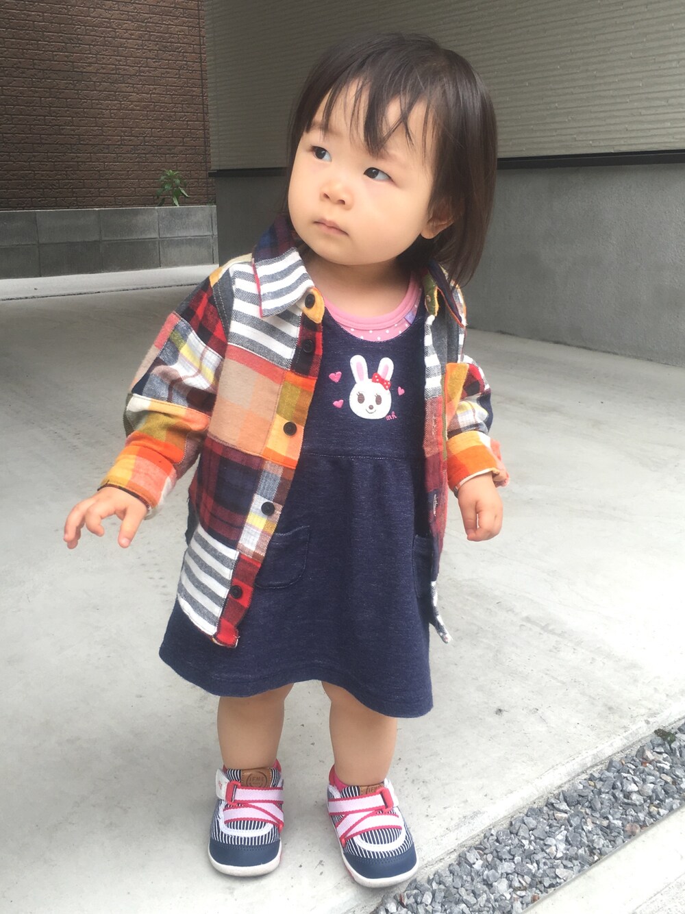 「雨の日コーデ、雨の日、雨、西松屋、ミキハウス、家の駐車場」｜「西松屋のアイテム（シャツ/ブラウス、その他）」を使った、ｶﾘﾎﾟさん（キッズ・80cm）の春コーディネートの1枚目の写真