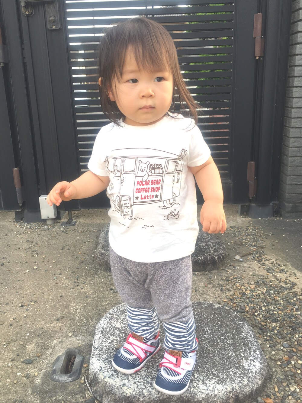 「カジュアルコーデ、西松屋コーデ、Tシャツ、お庭でｻｯｶｰ⚽️」｜「西松屋のアイテム（Tシャツ/カットソー、ホワイト系）」を使った、ｶﾘﾎﾟさん（キッズ・80cm）の春コーディネートの1枚目の写真
