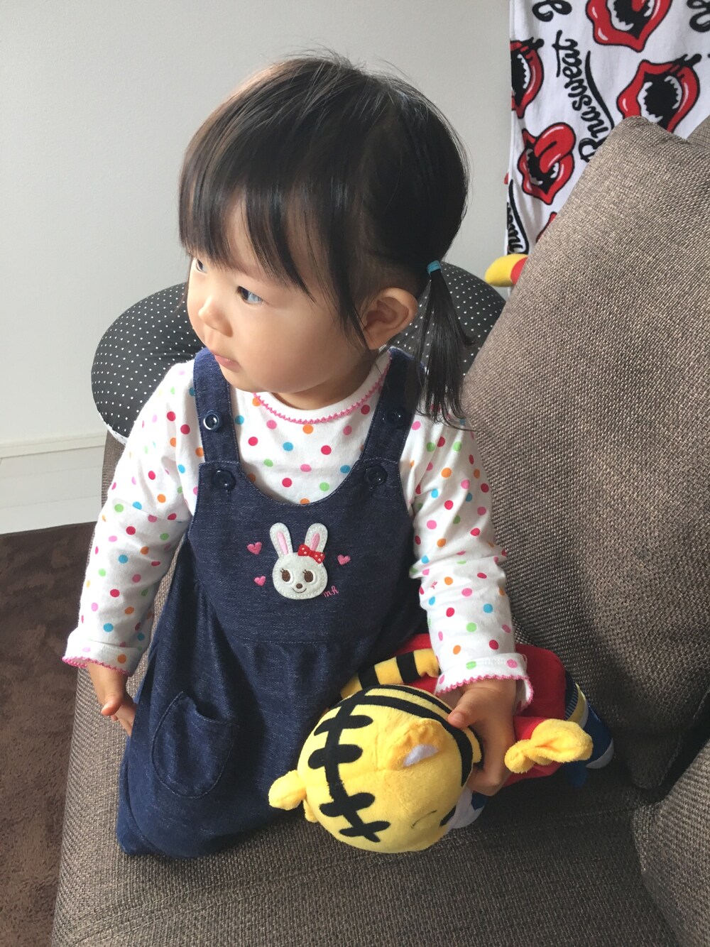 「ミキハウス、水玉、ドット、ドット柄、うさぎ、サロペット、全身ﾐｷﾊｳｽ、ﾐｷﾊｳｽｺ-ﾃﾞ、うさぎﾓﾁ-ﾌ、おさげ」｜「MIKI HOUSEのアイテム（Tシャツ/カットソー、ホワイト系）」を使った、ｶﾘﾎﾟさん（キッズ・80cm）の秋コーディネートの1枚目の写真