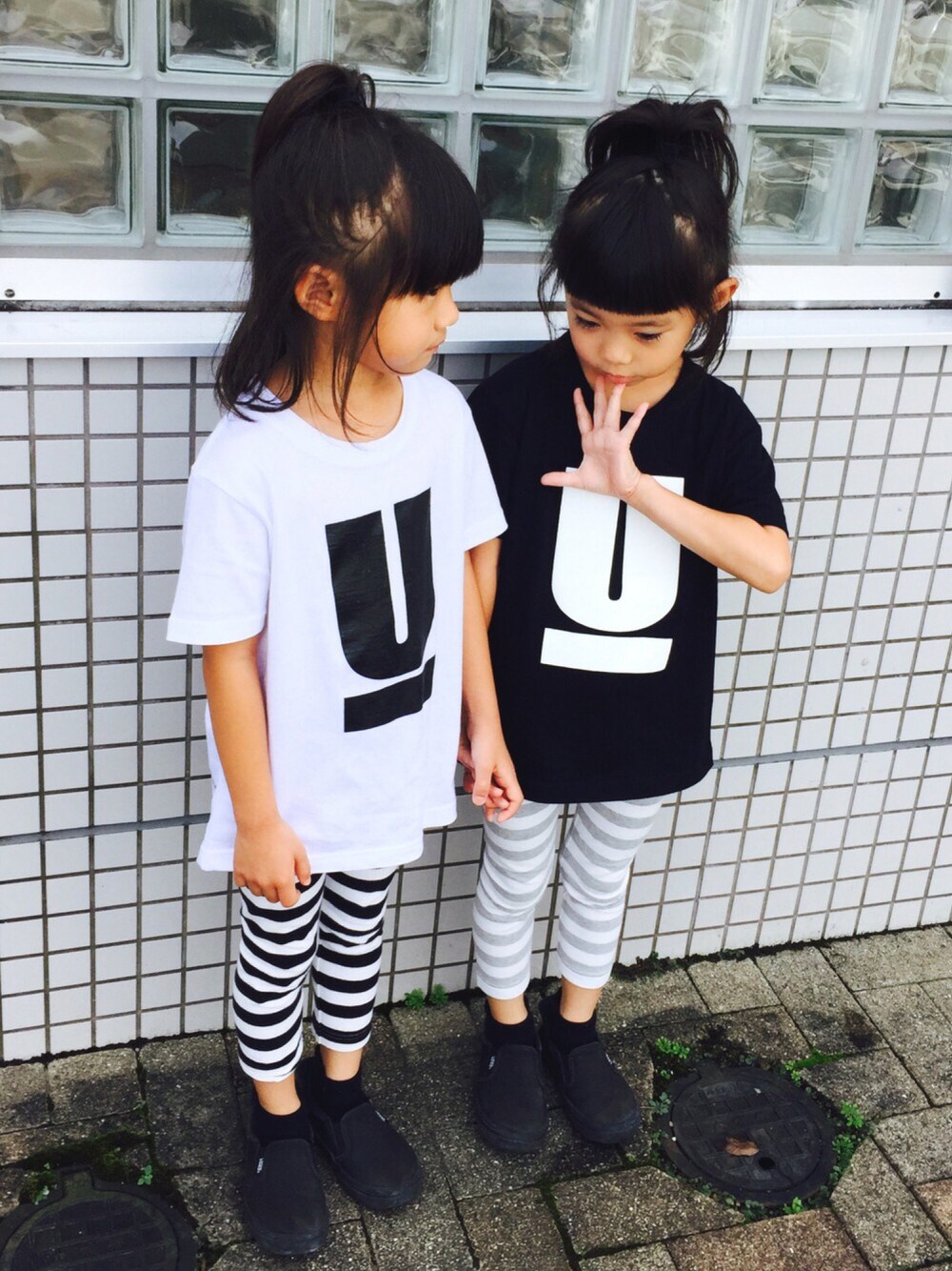 「ボーダー、VANS、色違いコーデ、ふたごコーデ、双子コーデ」｜「UNDERCOVERのGSN5801（Tシャツ/カットソー、ホワイト系）」を使った、ひよ。こは。さん（キッズ・110cm）の秋コーディネートの1枚目の写真
