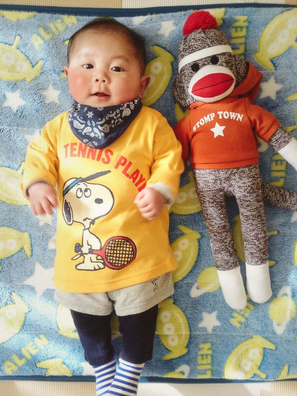 「60、babygap、イエロー、スヌーピー、70、60#70#男の子#ベビー服#ｽﾇｰﾋﾟｰ#ｲｴﾛ-、4ヶ月、男の子」｜「babyGAPのアイテム（ママ＆ベビー、グレー系）」を使った、AOさん（キッズ・60cm）の冬コーディネートの1枚目の写真