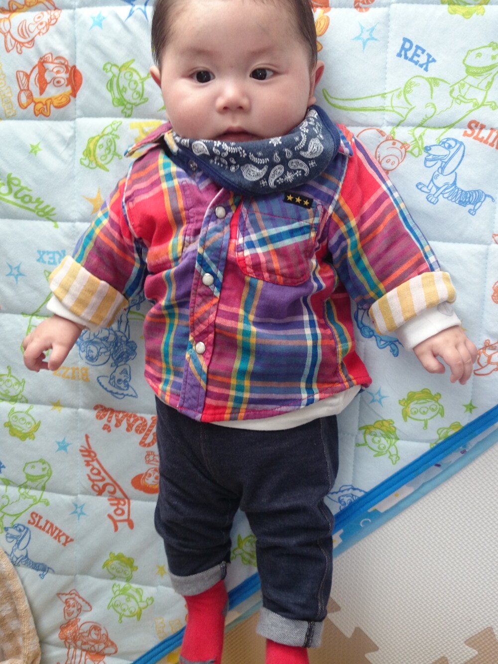 「生後6ヶ月、70㎝、男の子、baby、チェックシャツ」｜「UNIQLOのアイテム（ママ＆ベビー、ブルー系）」を使った、AOさん（キッズ・60cm）の春コーディネートの1枚目の写真