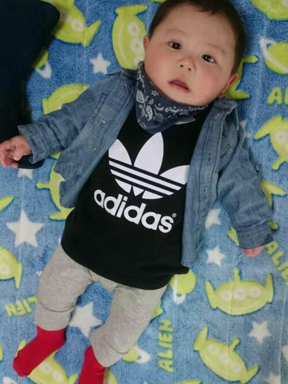 「adidas、スウェット、デニムシャツ、生後6ヶ月、男の子、baby、70㎝、８０㎝」｜「OLD NAVYのアイテム（ママ＆ベビー、ブルー系）」を使った、AOさん（キッズ・60cm）の春コーディネートの1枚目の写真