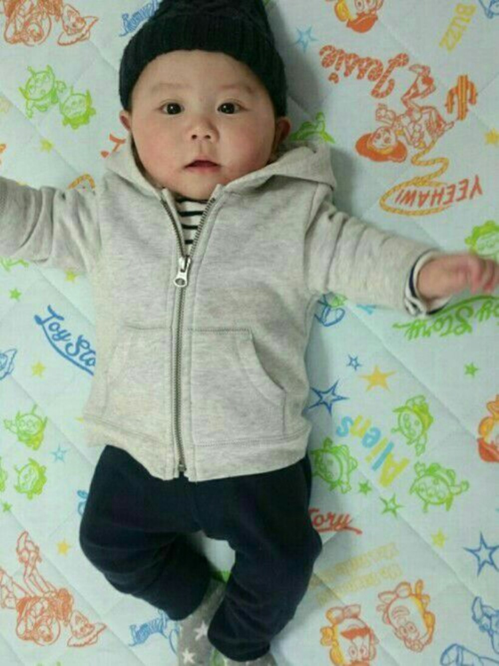 「生後6ヶ月、男の子、baby、70㎝、ニット帽、パーカー、スウェット、babygap、oldnavy、ドラフトGAP」｜「OLD NAVYのアイテム（ママ＆ベビー、グレー系）」を使った、AOさん（キッズ・60cm）の春コーディネートの1枚目の写真
