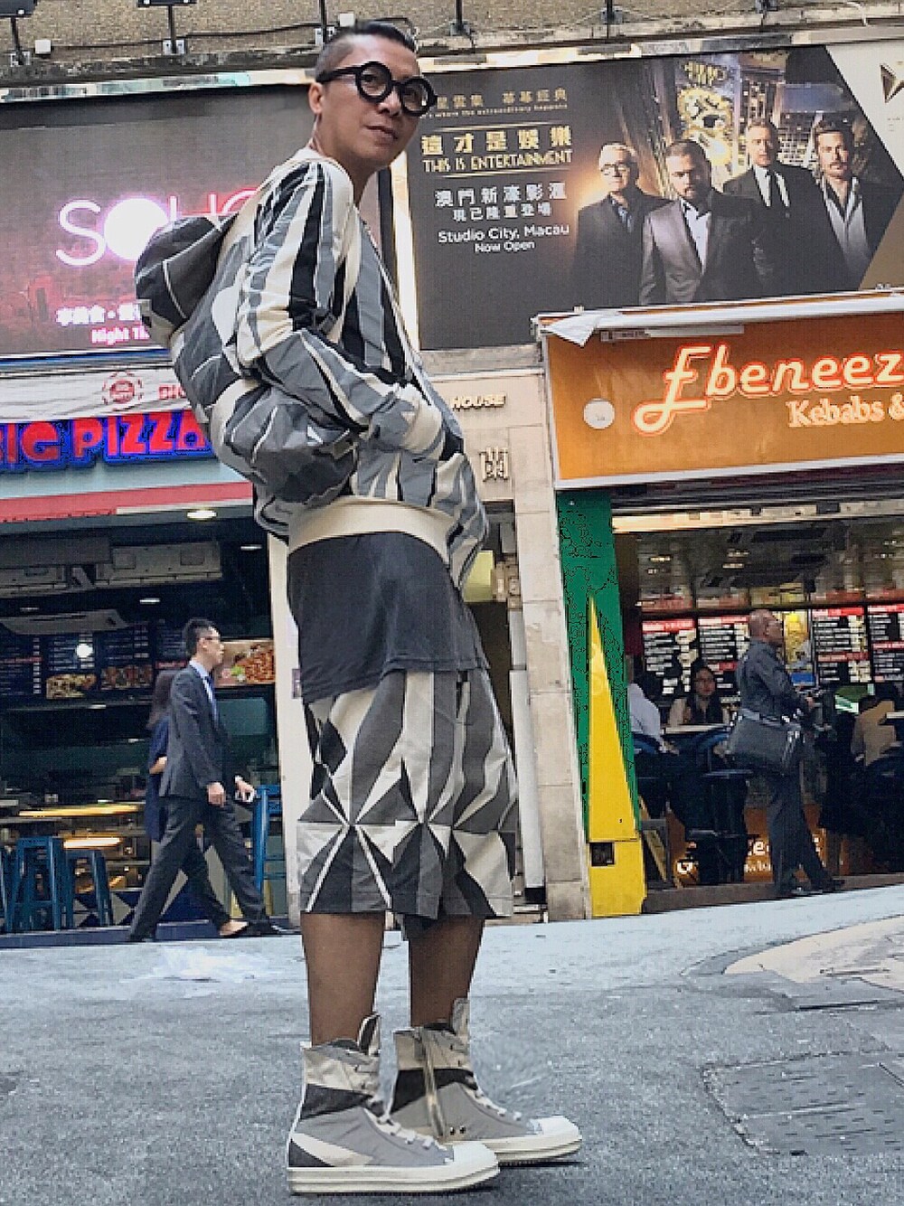 「drkshdw、RICK OWENS、Rick Owens dark shadow、onlywearrickowens、loveforrickowens、lowkeyhighfashion、camouflage、camo、geocamo、ootd」｜「DRKSHDW by RICK OWENSのアイテム（Tシャツ/カットソー、グレー系）」を使った、Iam Will Iamさん（メンズ・177cm）の秋コーディネートの1枚目の写真