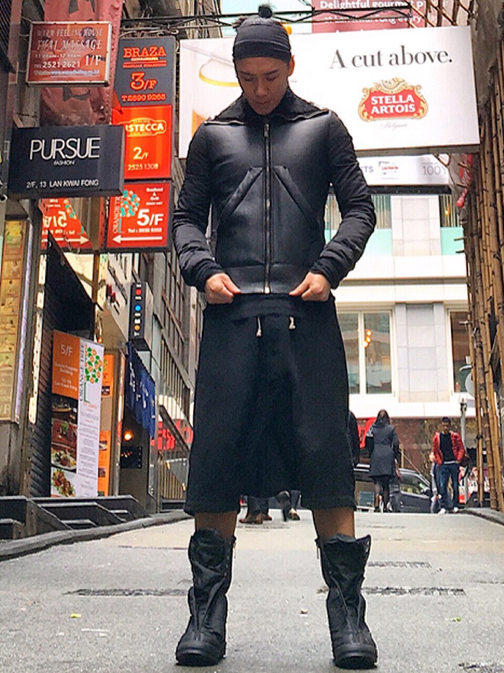 「RICK OWENS、drkshdw、ootd、STYLE、look」｜「Rick Owensのアイテム（ムートンコート、ブラック系）」を使った、Iam Will Iamさん（メンズ・176cm）の冬コーディネートの1枚目の写真