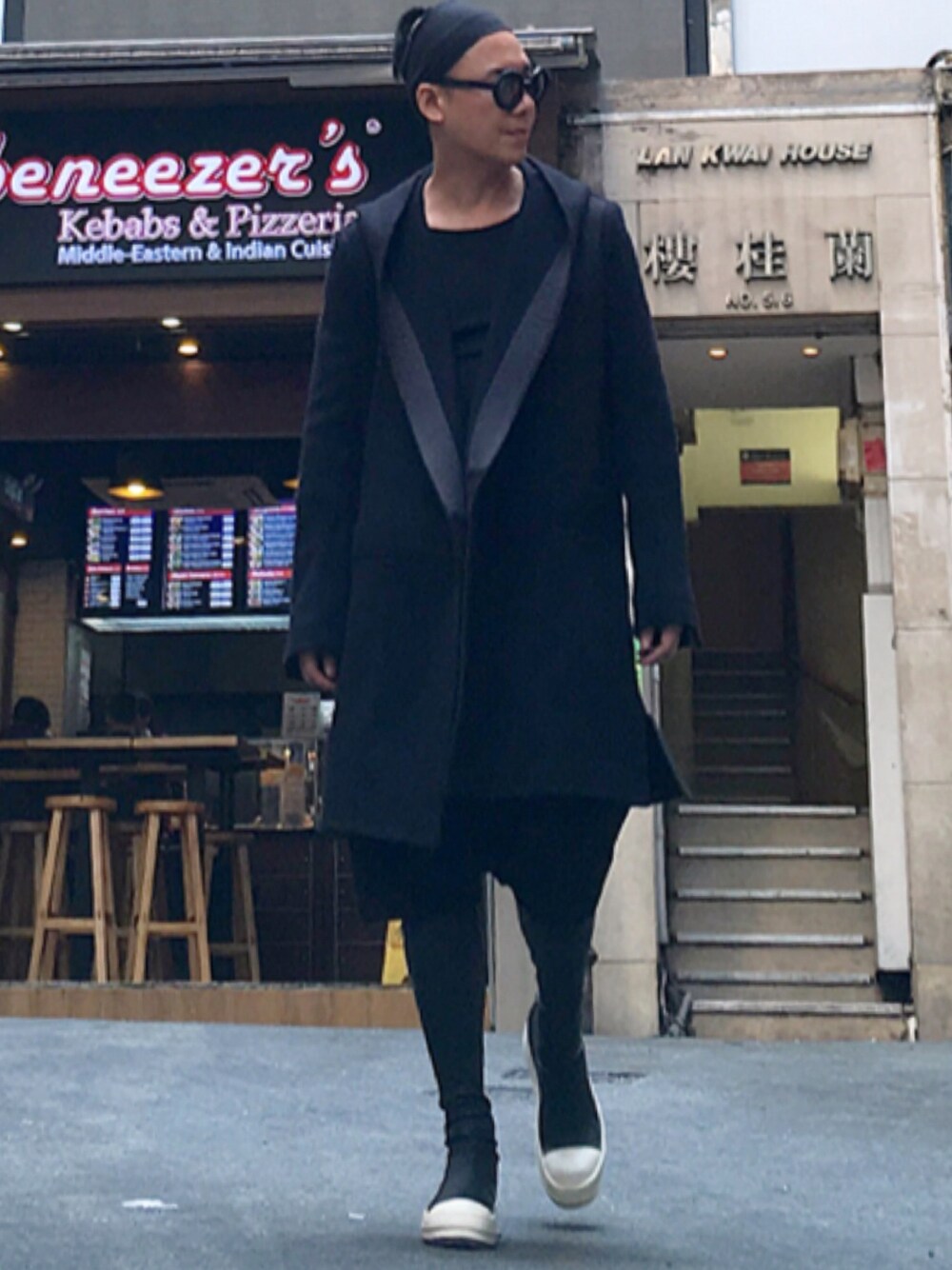 「RICK OWENS、ootd、look、STYLE」｜「Rick Owensのアイテム（モッズコート、ブラック系）」を使った、Iam Will Iamさん（メンズ・176cm）の冬コーディネートの1枚目の写真