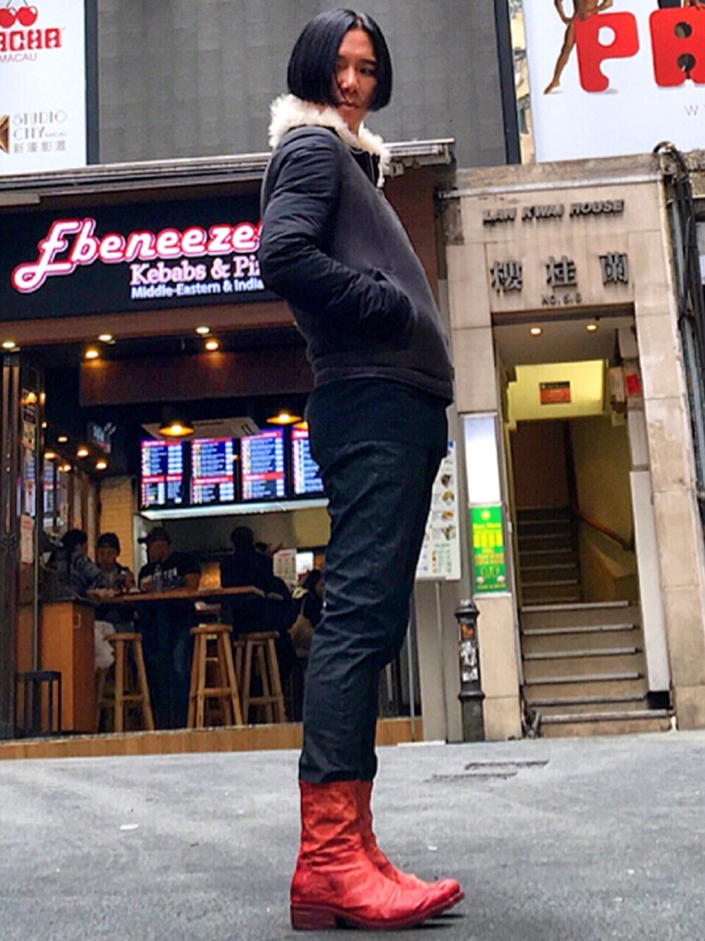 「RICK OWENS、drkshdw、ootd、STYLE、look」｜「Rick Owensのアイテム（ムートンコート、ブラック系）」を使った、Iam Will Iamさん（メンズ・176cm）の冬コーディネートの1枚目の写真