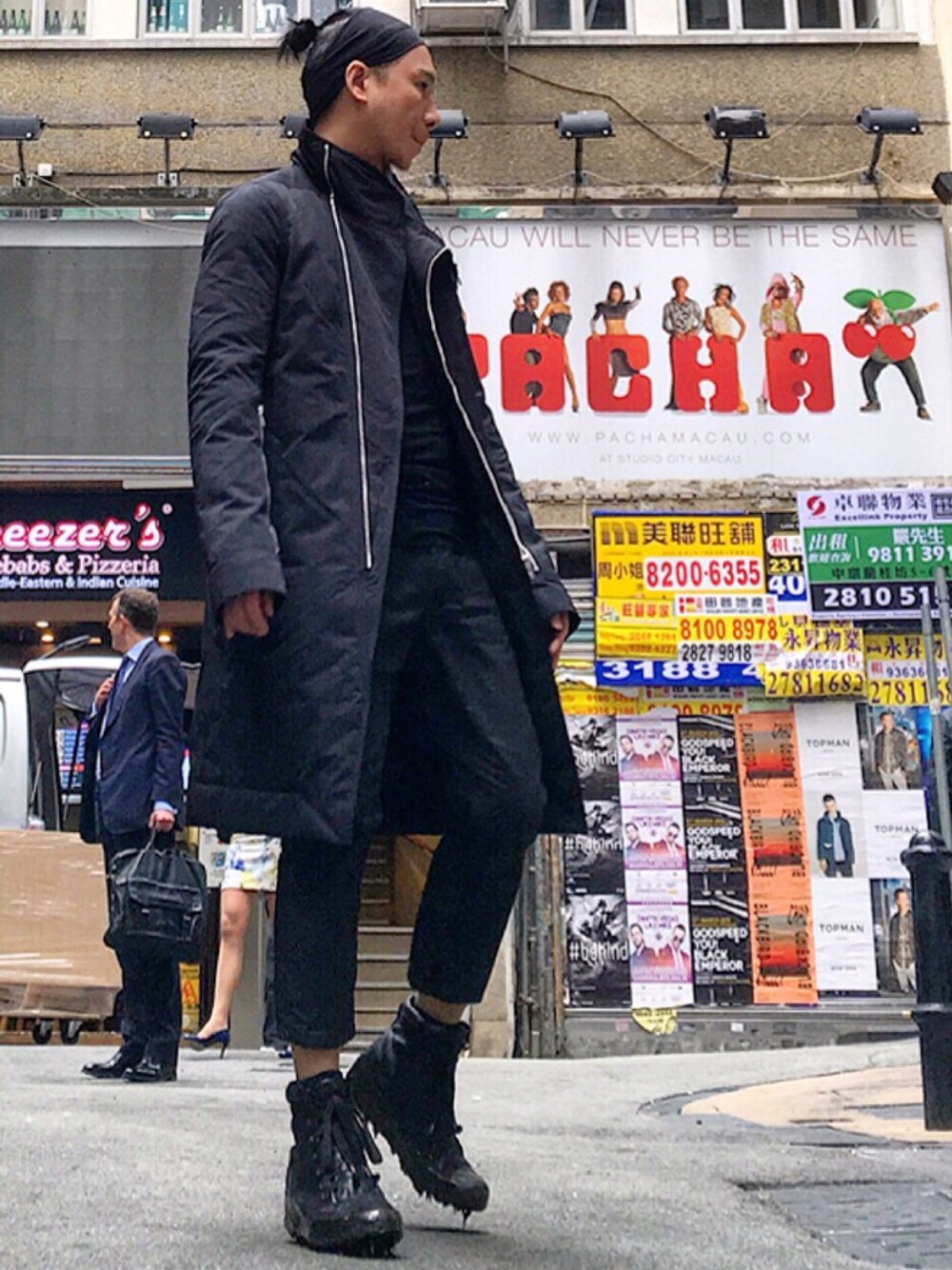 「RICK OWENS、drkshdw、CAROL CHRISTIAN POELL、ootd、look、STYLE」｜「Rick Owensのアイテム（ダウンジャケット/コート、ブラック系）」を使った、Iam Will Iamさん（メンズ・176cm）の冬コーディネートの1枚目の写真