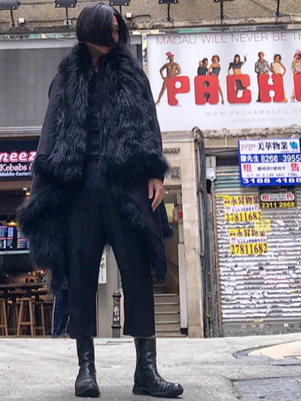 「ootd、黒、RICK OWENS、JULIUS、CAROL CHRISTIAN POELL、STYLE、look」｜「JULIUSのアイテム（ムートンコート、ブラック系）」を使った、Iam Will Iamさん（メンズ・176cm）の春コーディネートの1枚目の写真