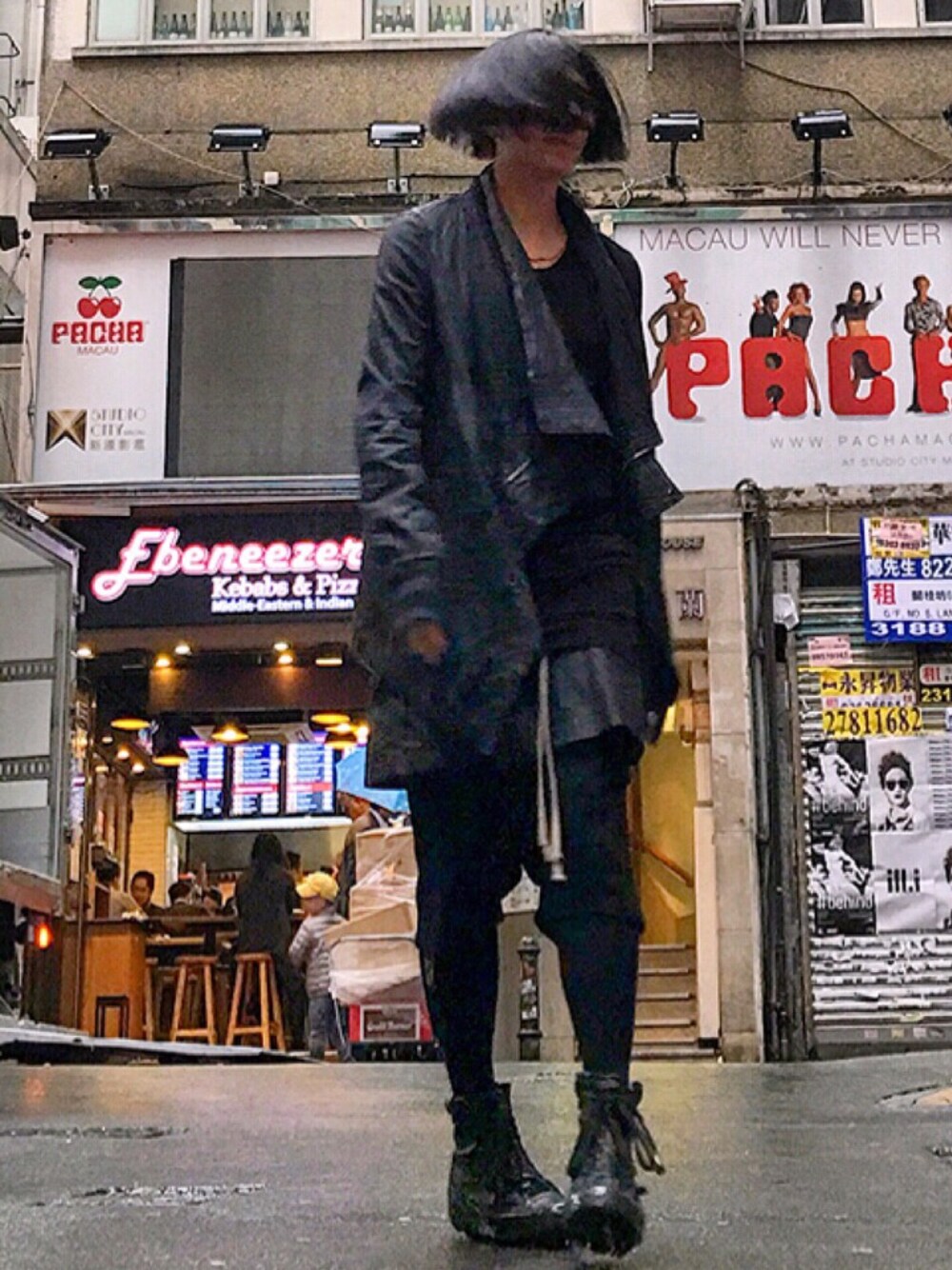 「春コーデ、ootd、RICK OWENS、drkshdw、STYLE、look」｜「DRKSHDW by RICK OWENSのアイテム（トレンチコート、ブラック系）」を使った、Iam Will Iamさん（メンズ・176cm）の春コーディネートの1枚目の写真