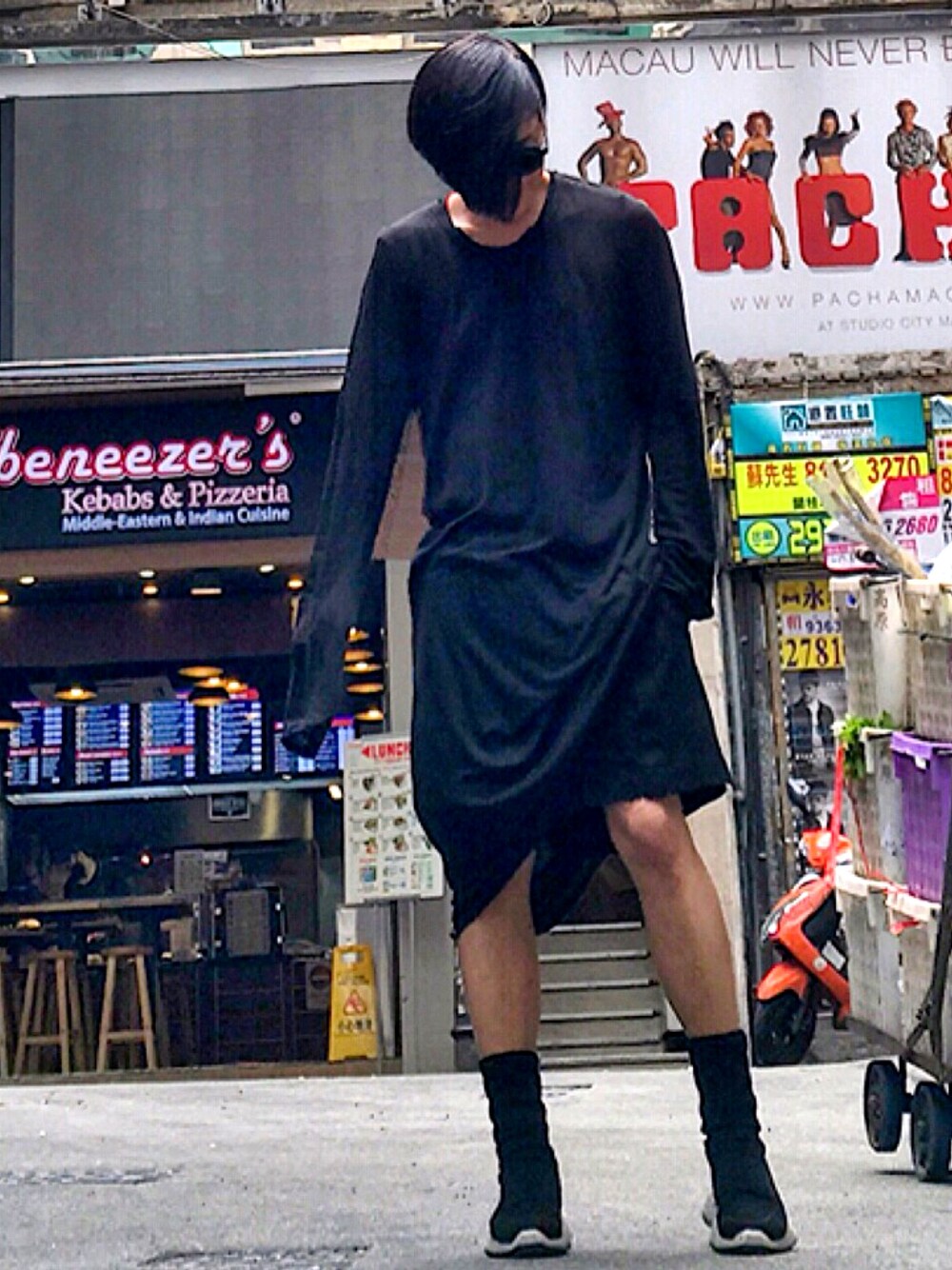 「ootd、JULIUS、RickOwens×adidas、RICK OWENS、STYLE、look」｜「JULIUSのアイテム（チュニック、ブラック系）」を使った、Iam Will Iamさん（メンズ・176cm）の春コーディネートの1枚目の写真