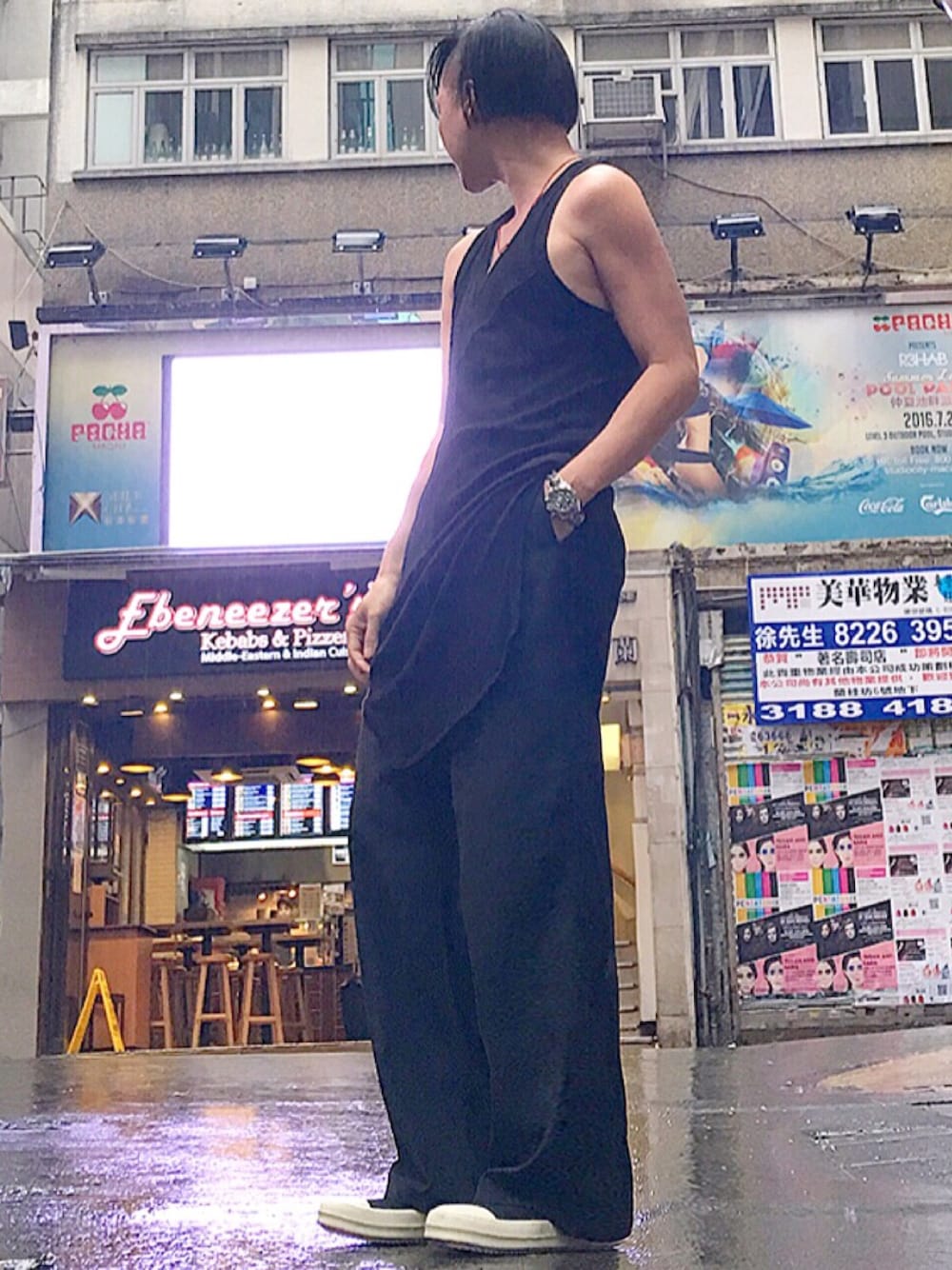 「夏、RICK OWENS、drkshdw、JULIUS、yohjiyamamoto、STYLE、look、ootd」｜「JULIUSのアイテム（Tシャツ/カットソー、ブラック系）」を使った、Iam Will Iamさん（メンズ・176cm）の夏コーディネートの1枚目の写真