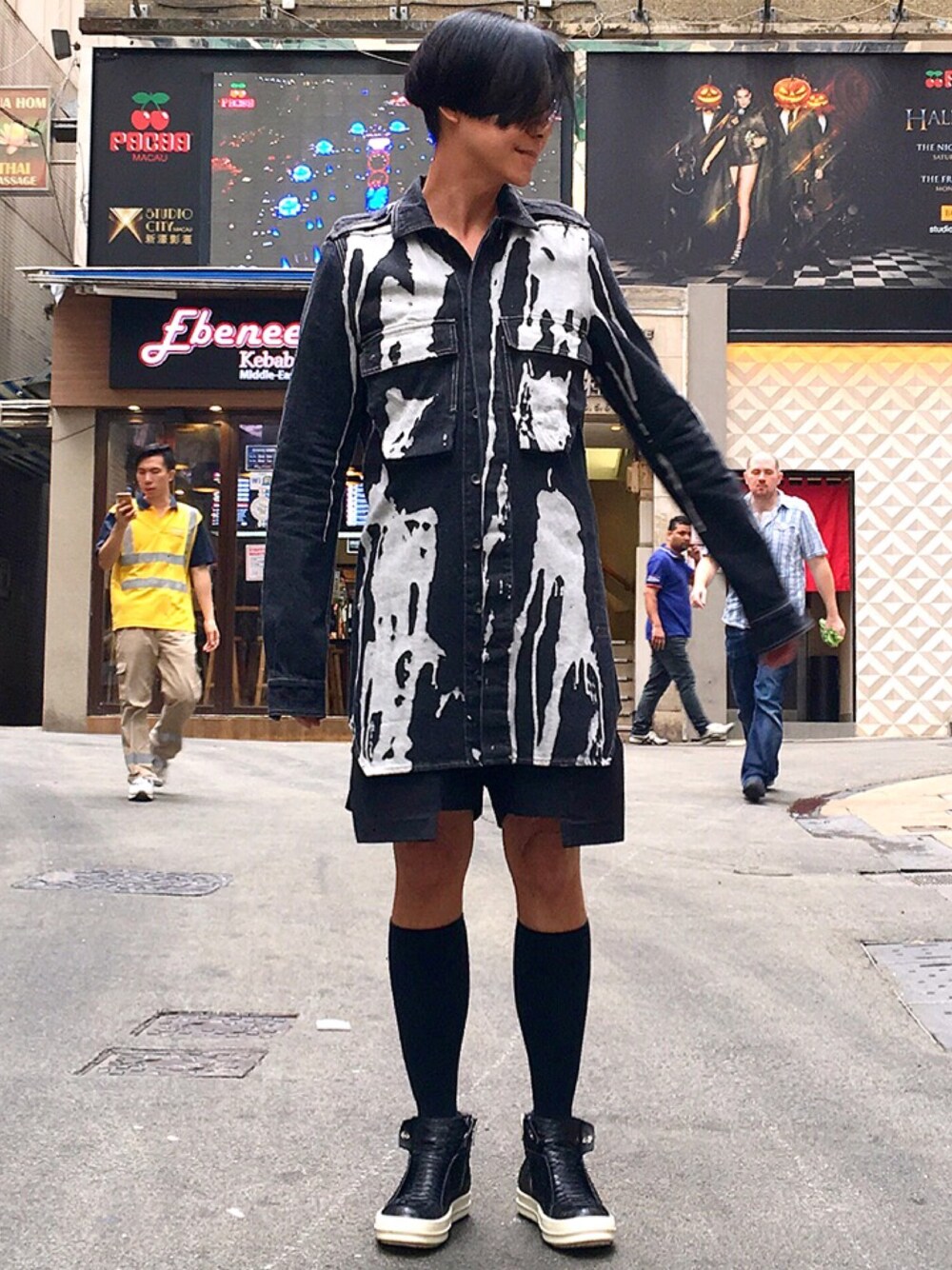 「ootd、秋、look、STYLE、RICK OWENS、drkshdw」｜「DRKSHDW by RICK OWENSのアイテム（デニムジャケット、ブラック系）」を使った、Iam Will Iamさん（メンズ・176cm）の秋コーディネートの1枚目の写真