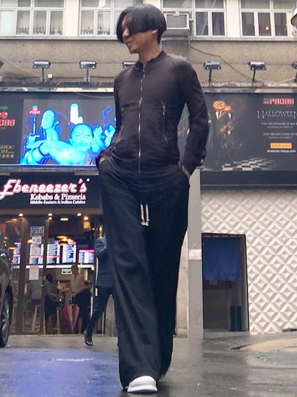 「ootd、look、STYLE、streetstyle、RICK OWENS、RickOwens×adidas、JULIUS」｜「JULIUSのアイテム（ライダースジャケット、ブラック系）」を使った、Iam Will Iamさん（メンズ・176cm）の秋コーディネートの1枚目の写真