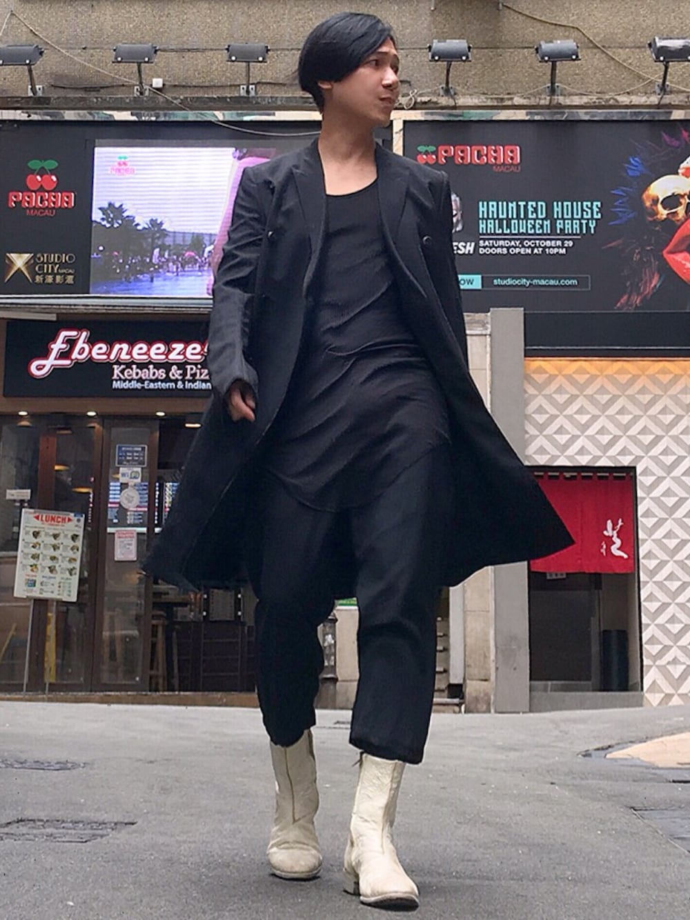 「streetstyle、ootd、STYLE、look、RICK OWENS、CAROL CHRISTIAN POELL、boris bidjan saberi」｜「Rick Owensのアイテム（ピーコート、ブラック系）」を使った、Iam Will Iamさん（メンズ・176cm）の秋コーディネートの1枚目の写真